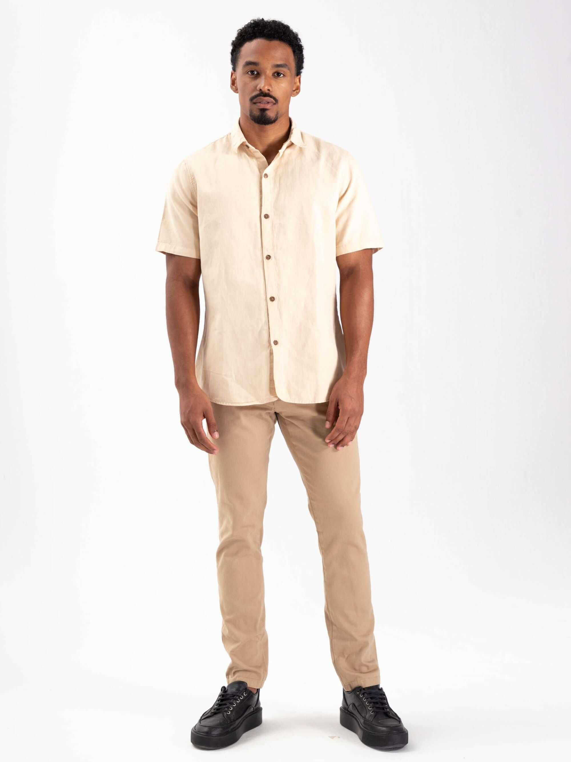 Camisa botão hemp Canhamo - caqui da marca Greenish, modelo masculino de estilo casual e sustentável.