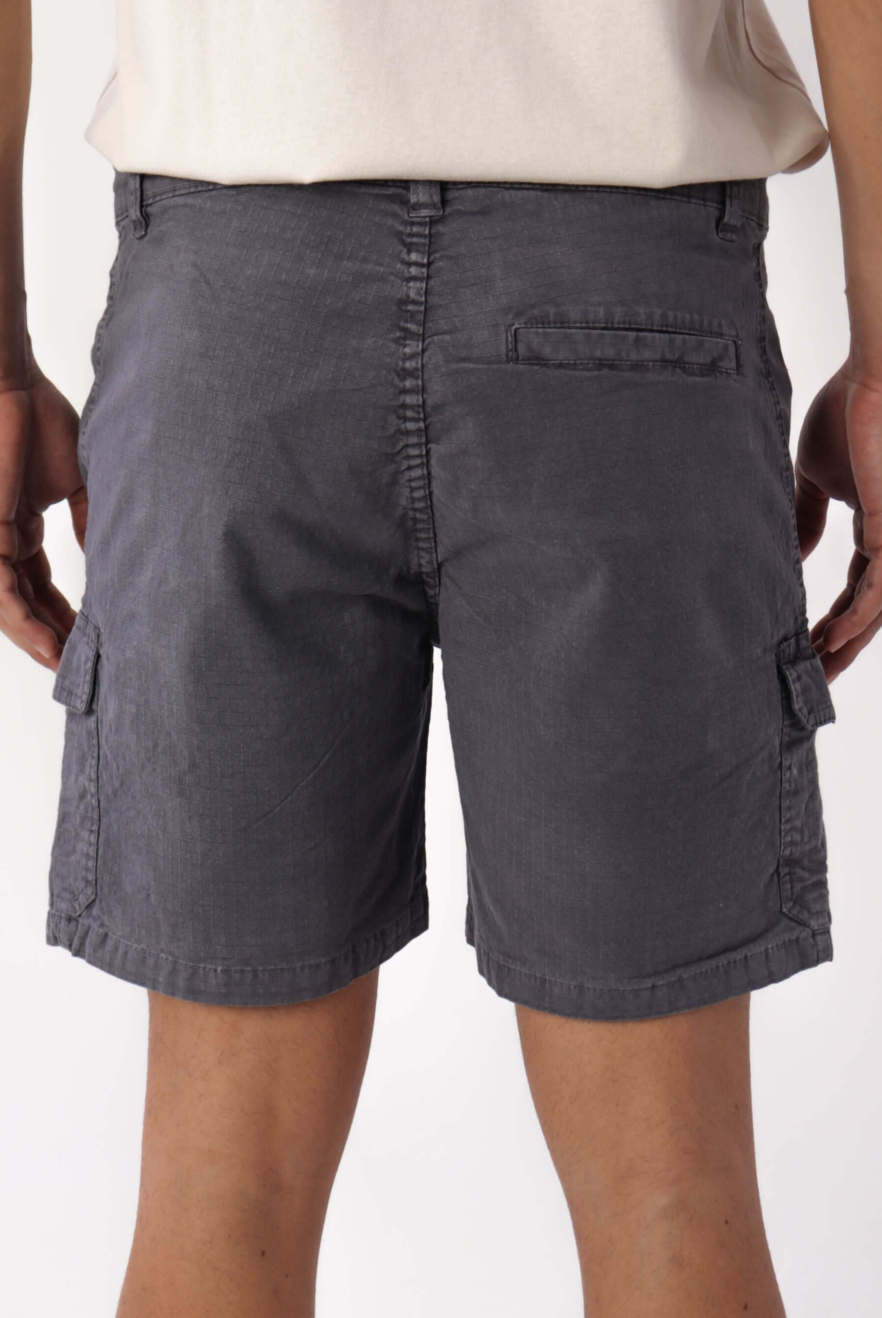 Bermuda Cargo Stone Grafite da Greenish, estilo streetwear, conforto e estilo com bolsos cargo.