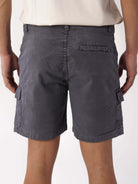 Bermuda Cargo Stone Grafite da Greenish, estilo streetwear, conforto e estilo com bolsos cargo.