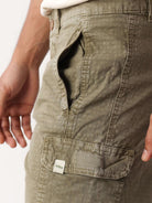 Bermuda Cargo Stone Verde Musgo da Greenish, estilo vintage, com bolsos cargo e conforto.