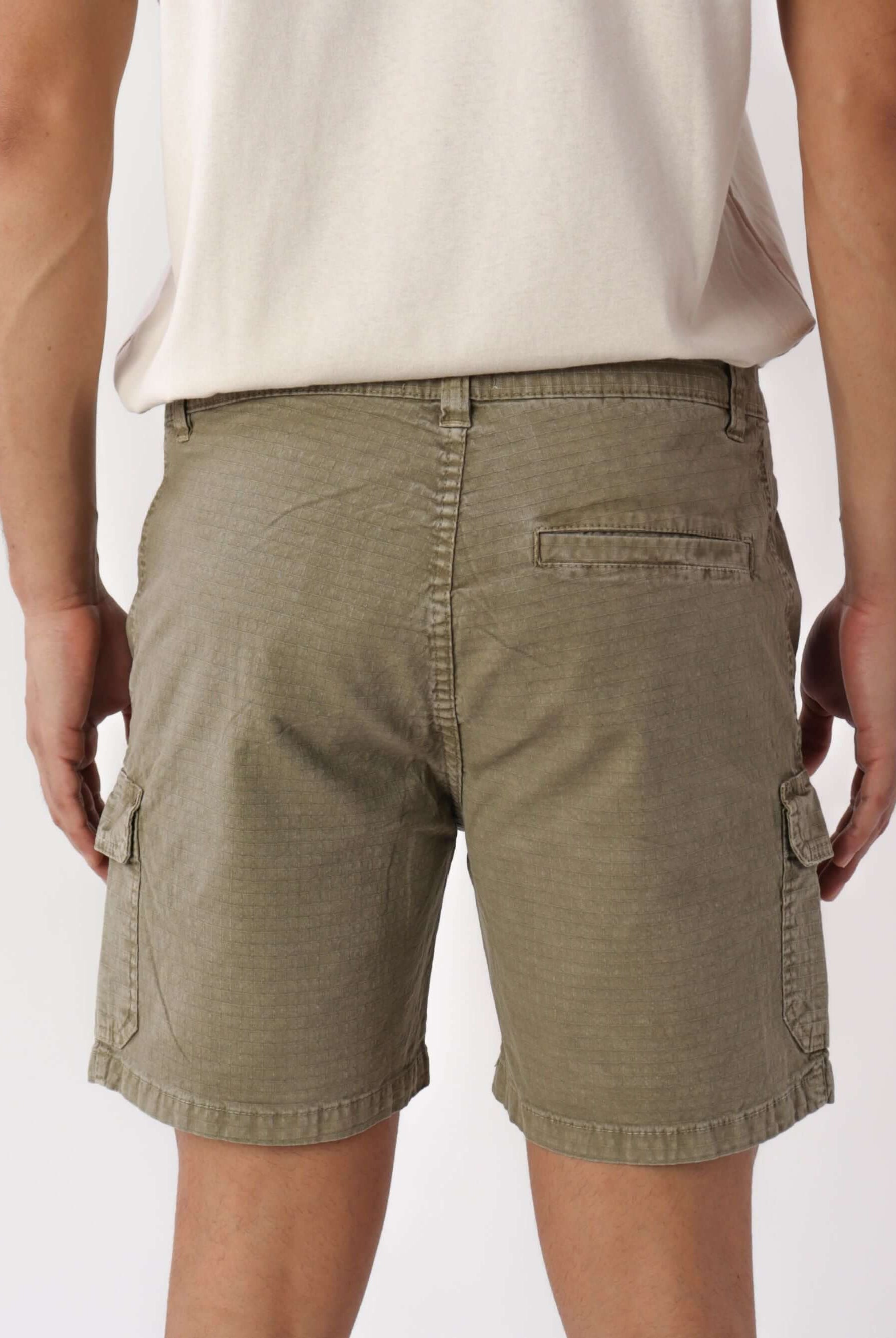 Bermuda Cargo Stone Verde Musgo da Greenish, vista posterior destacando os bolsos cargo.