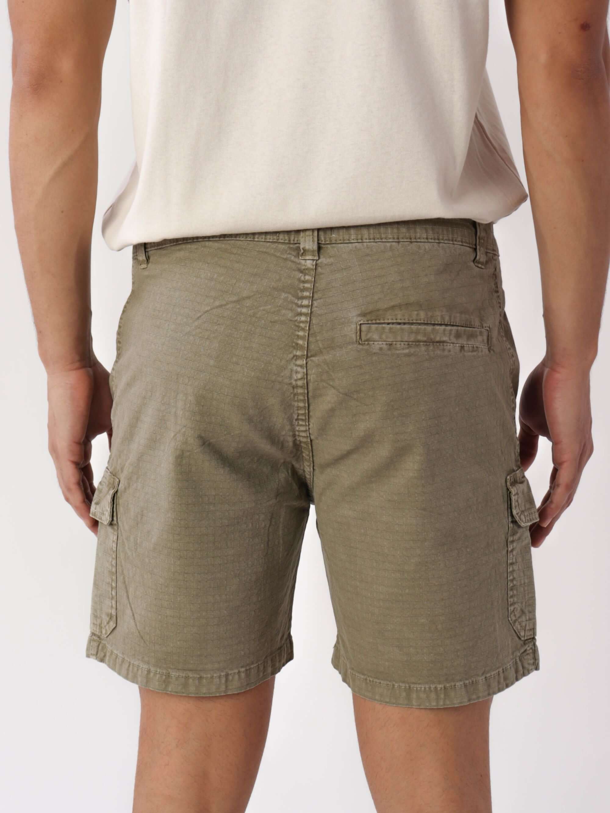 Bermuda Cargo Stone Verde Musgo da Greenish, vista posterior destacando os bolsos cargo.