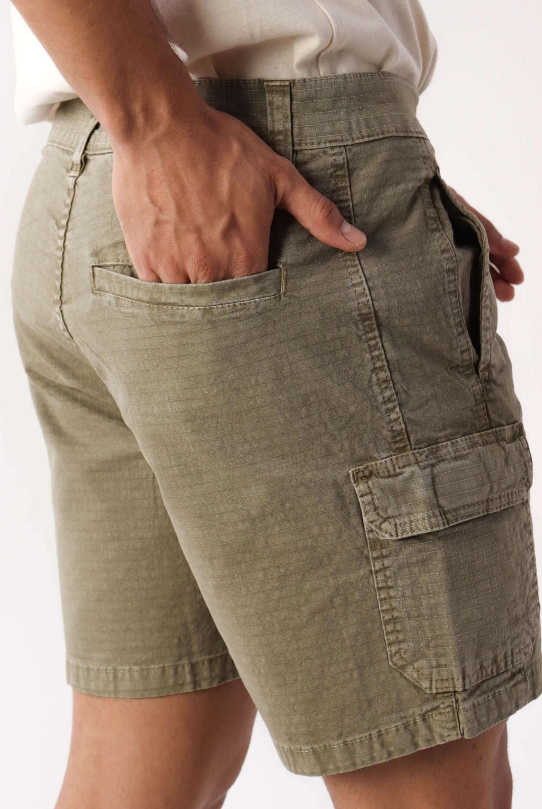 Bermuda Cargo Stone Verde Musgo da Greenish, de algodão, estilo vintage e conforto, com bolsos cargo.