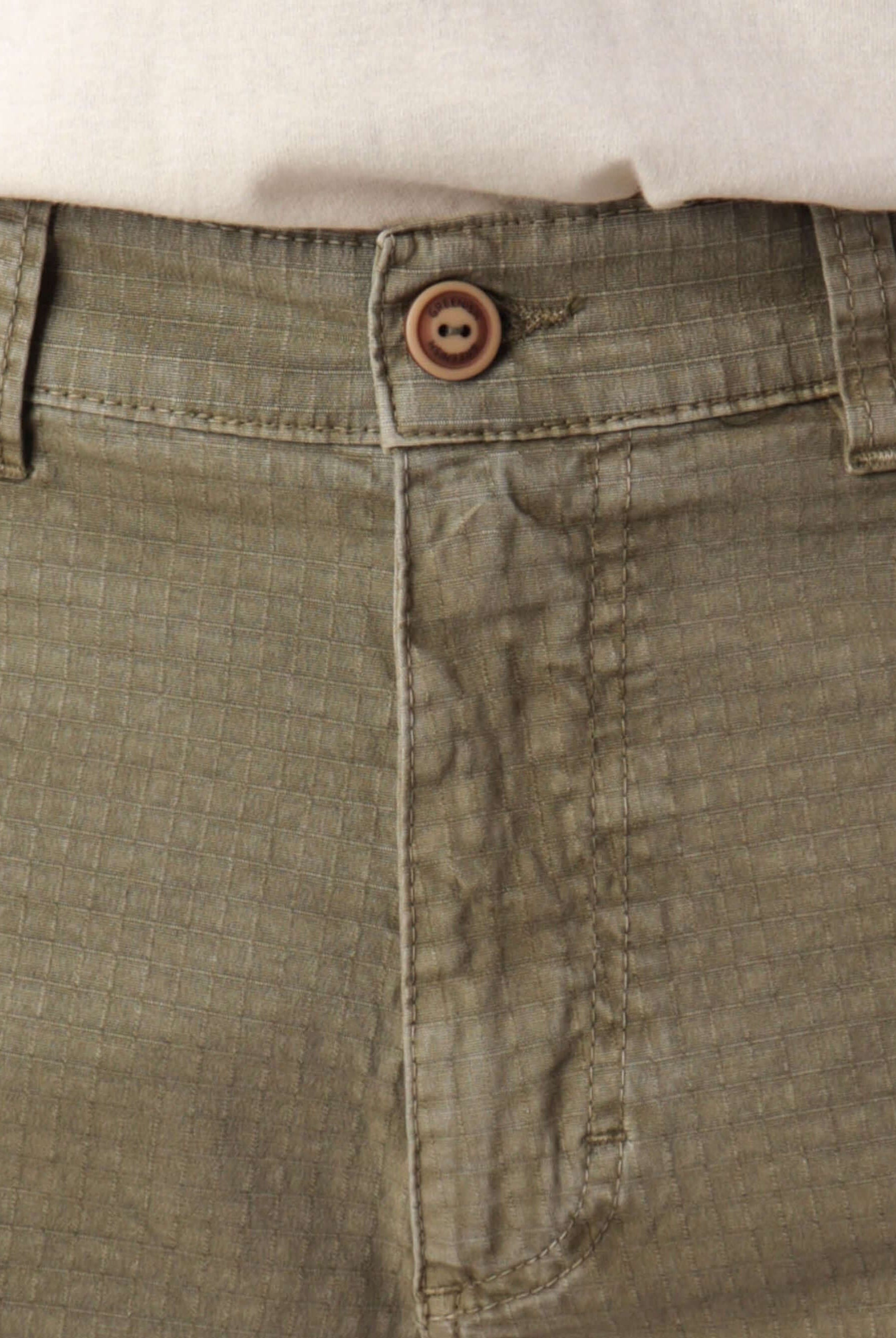 Bermuda Cargo Stone Verde Musgo da Greenish com detalhes em algodão e botão clássico, ideal para estilo streetwear.