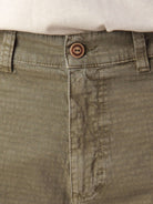 Bermuda Cargo Stone Verde Musgo da Greenish com detalhes em algodão e botão clássico, ideal para estilo streetwear.