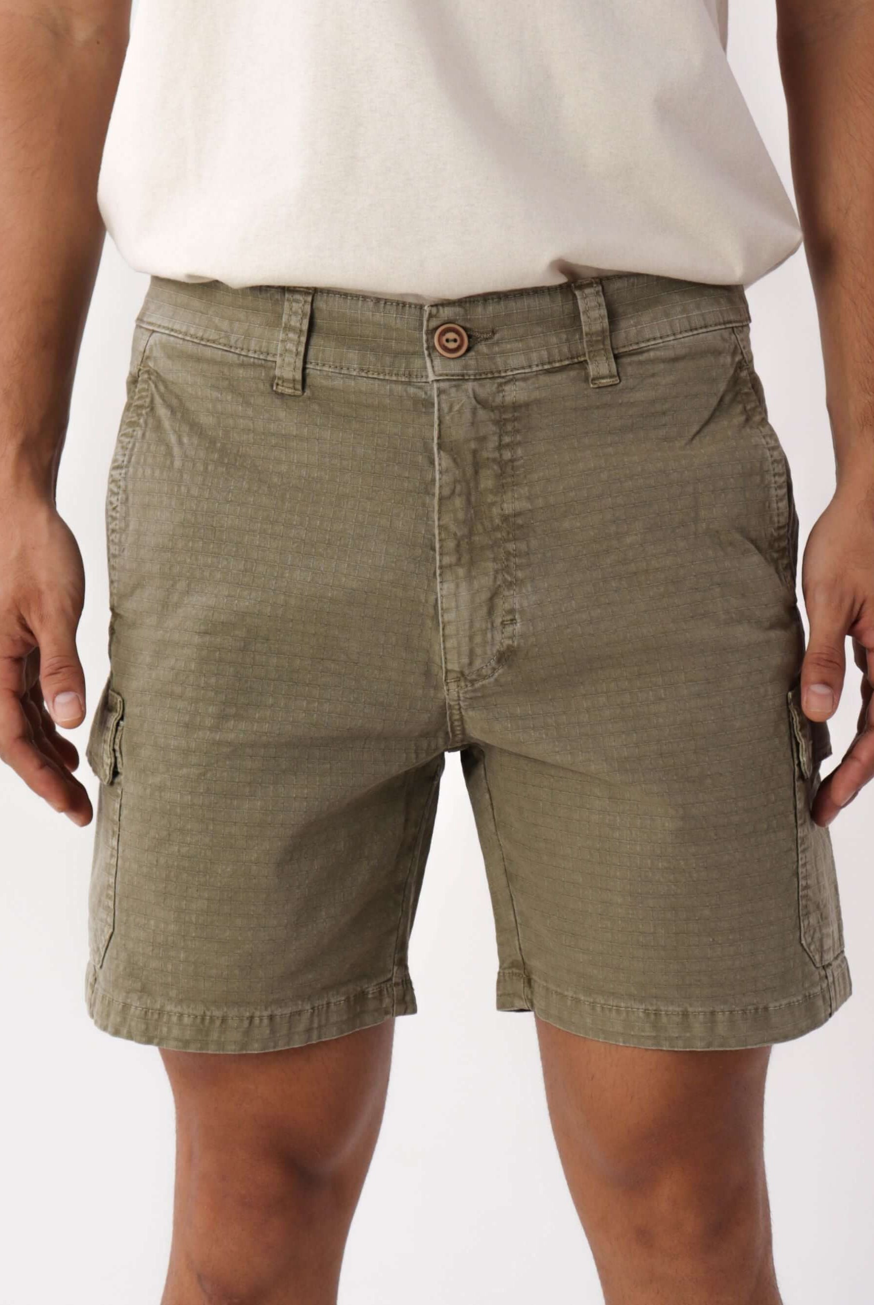 Bermuda Cargo Stone Verde Musgo da Greenish, confortável e estilosa com bolsos cargo, perfeita para o streetwear.