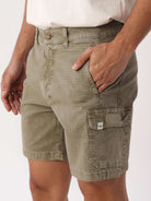 Bermuda Cargo Stone Verde Musgo da Greenish, estilo vintage e confortável, com bolsos cargo