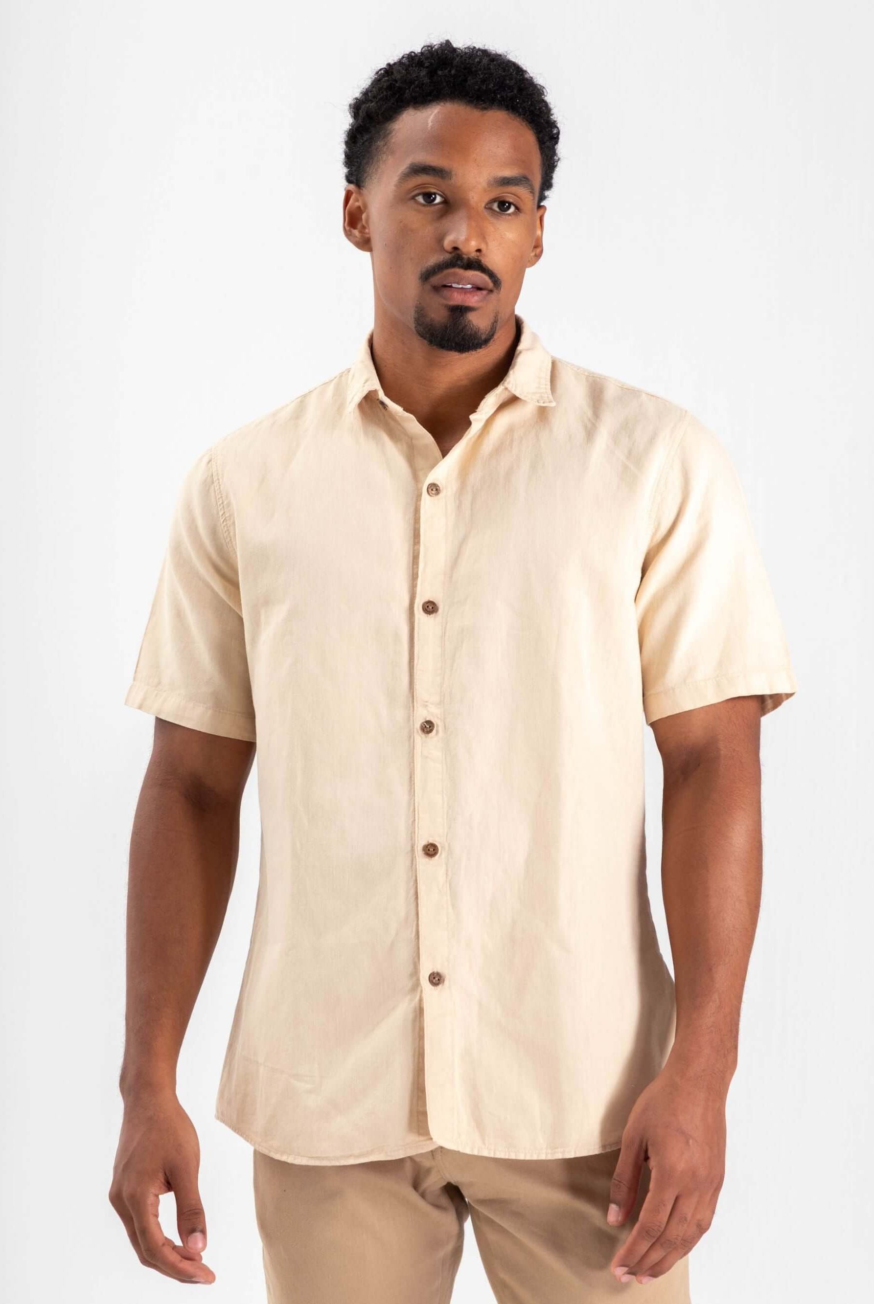 Camisa botão hemp canhama caqui da Greenish, modelo masculino com mangas curtas e botões, ideal para looks casuais.