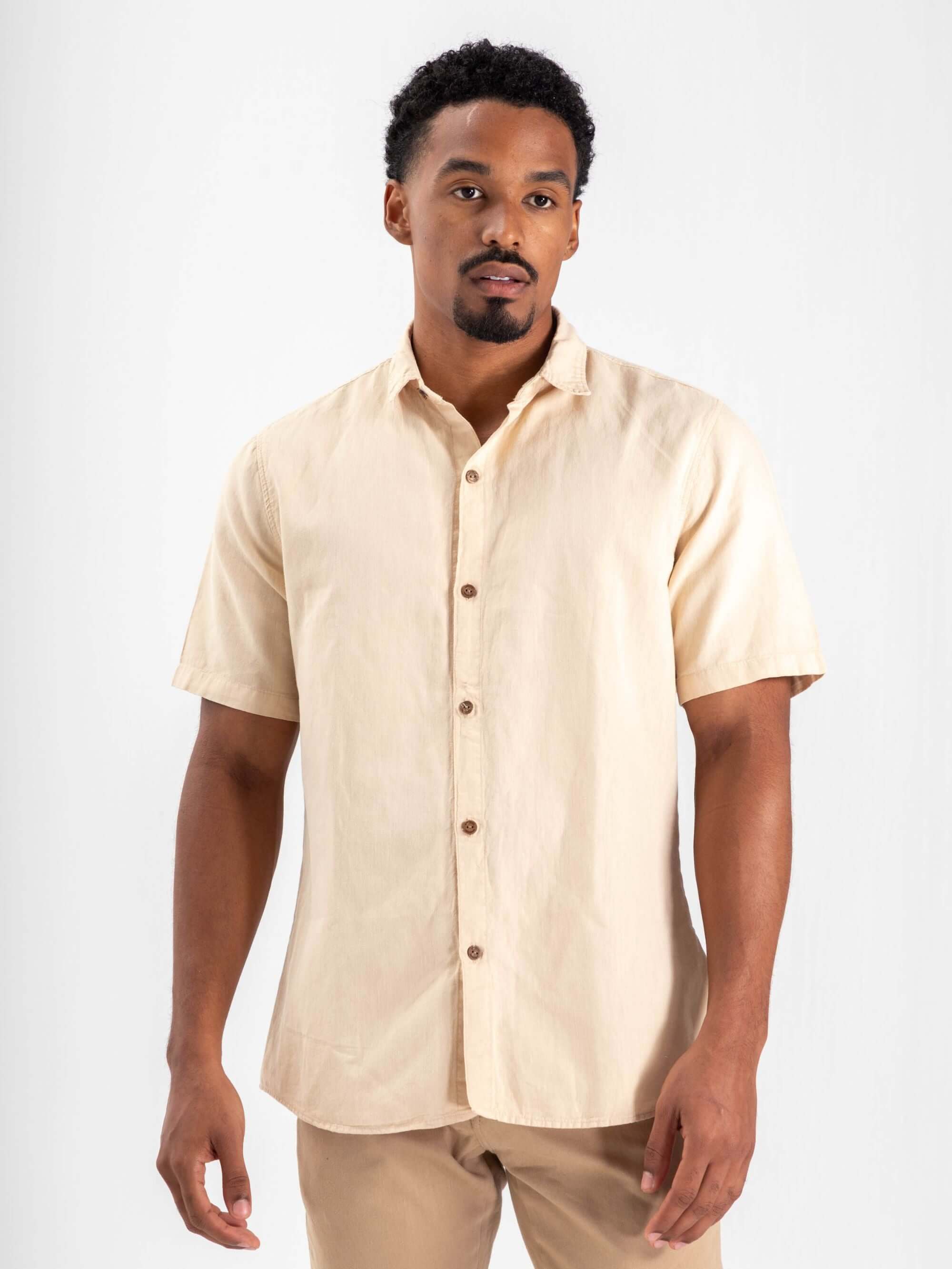 Camisa botão hemp canhama caqui da Greenish, modelo masculino com mangas curtas e botões, ideal para looks casuais.