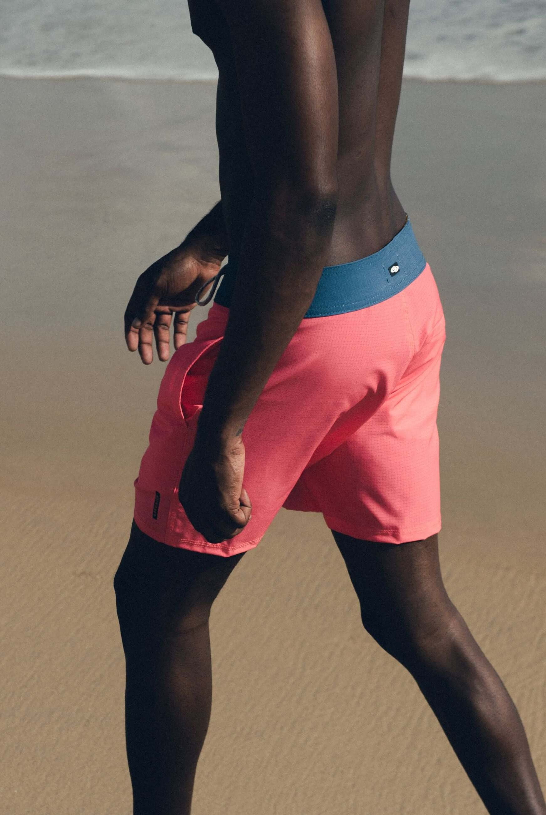 Shorts Boardwalk Sunny Viber Coral da Greenish, leves e rápidos, perfeitos para surf e uso urbano.