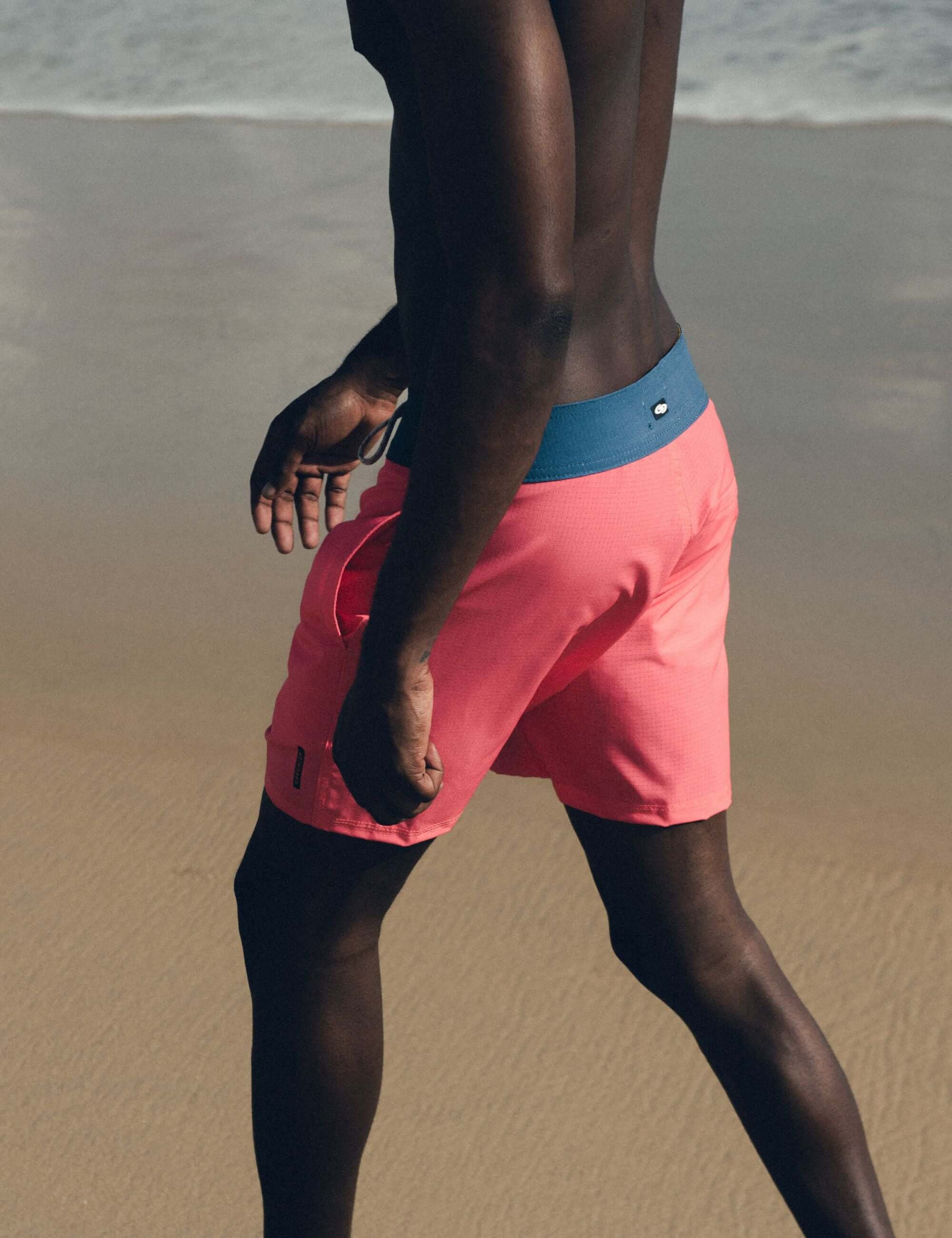 Shorts Boardwalk Sunny Viber Coral da Greenish, leves e rápidos, perfeitos para surf e uso urbano.