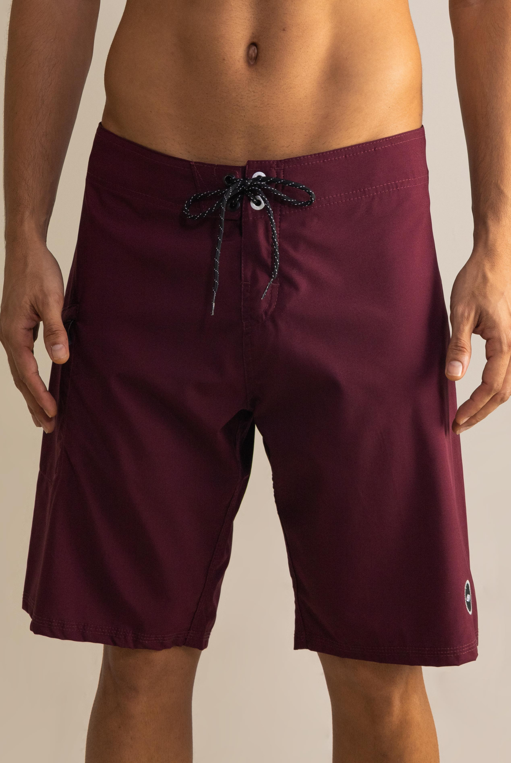 Boardshort Total Stretch Bordo da Greenish, ideal para surfistas, com tecido elástico que proporciona alta performance e secagem rápida.