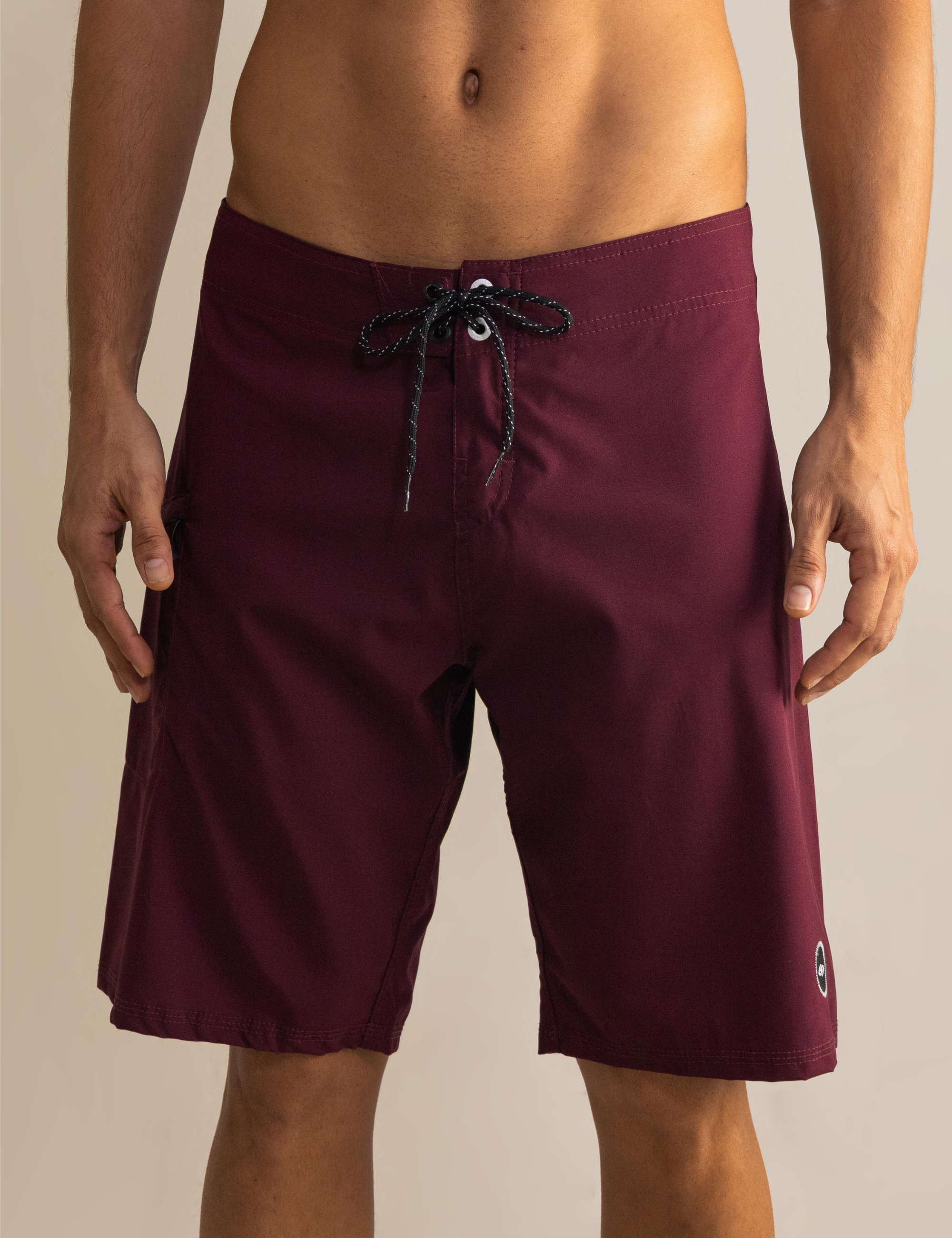 Boardshort Total Stretch Bordo da Greenish, ideal para surfistas, com tecido elástico que proporciona alta performance e secagem rápida.