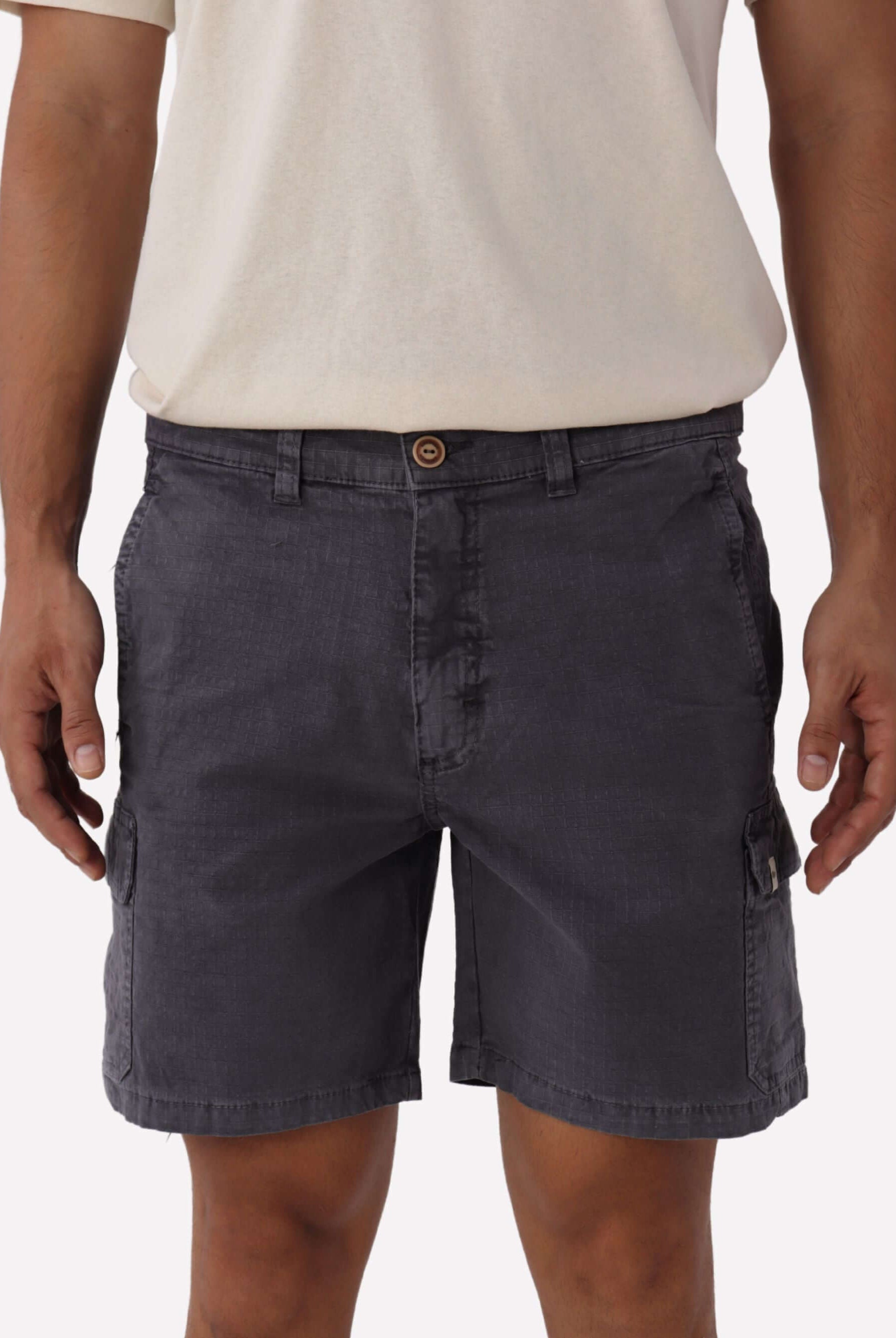 Bermuda Cargo Stone Grafite da Greenish, estilo streetwear, confeccionada em algodão, com bolsos cargo. Conforto e personalidade.