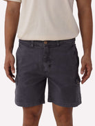 Bermuda Cargo Stone Grafite da Greenish, estilo streetwear, confeccionada em algodão, com bolsos cargo. Conforto e personalidade.