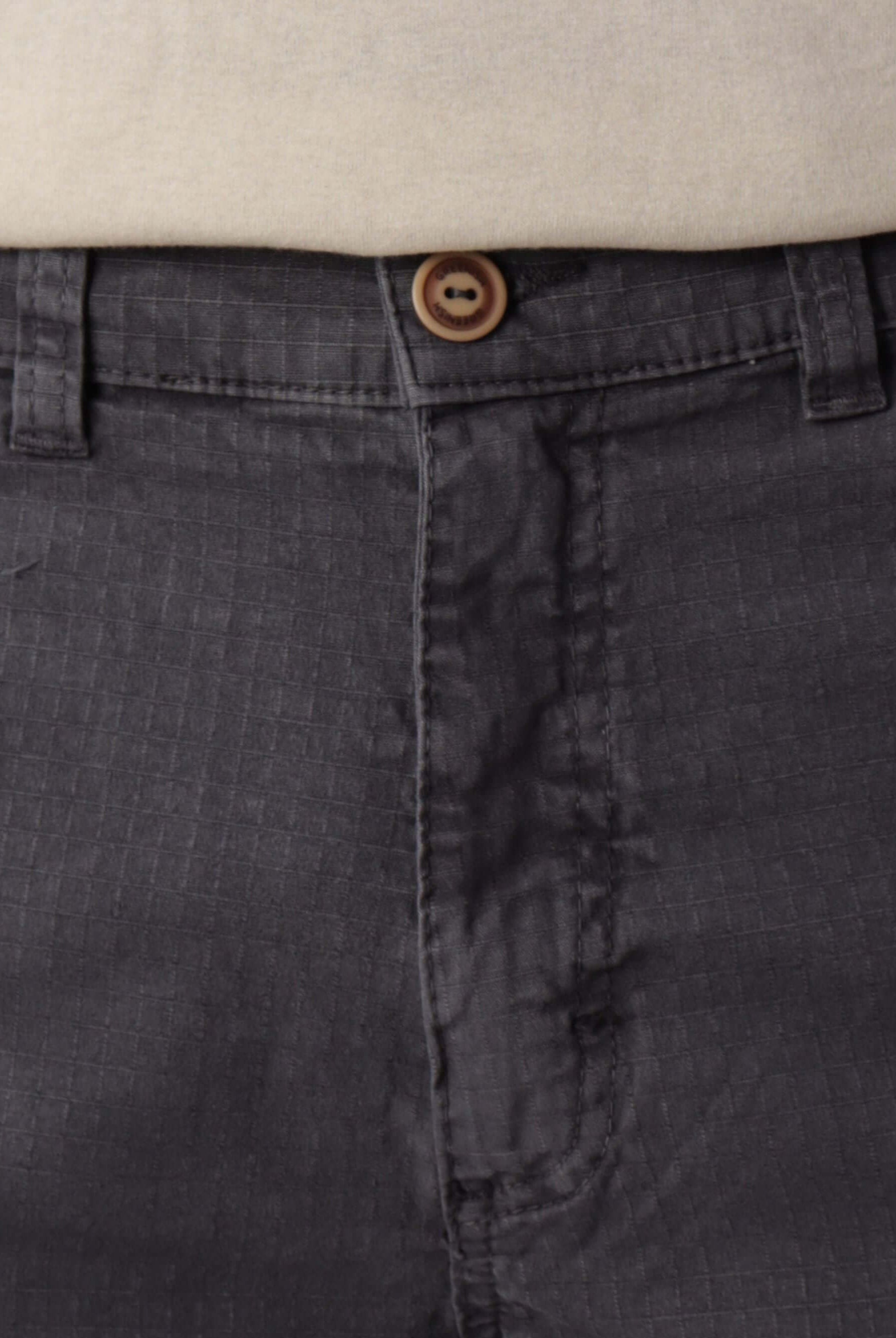 Bermuda Cargo Stone grafite da Greenish, estilo streetwear com conforto e bolsos cargo.