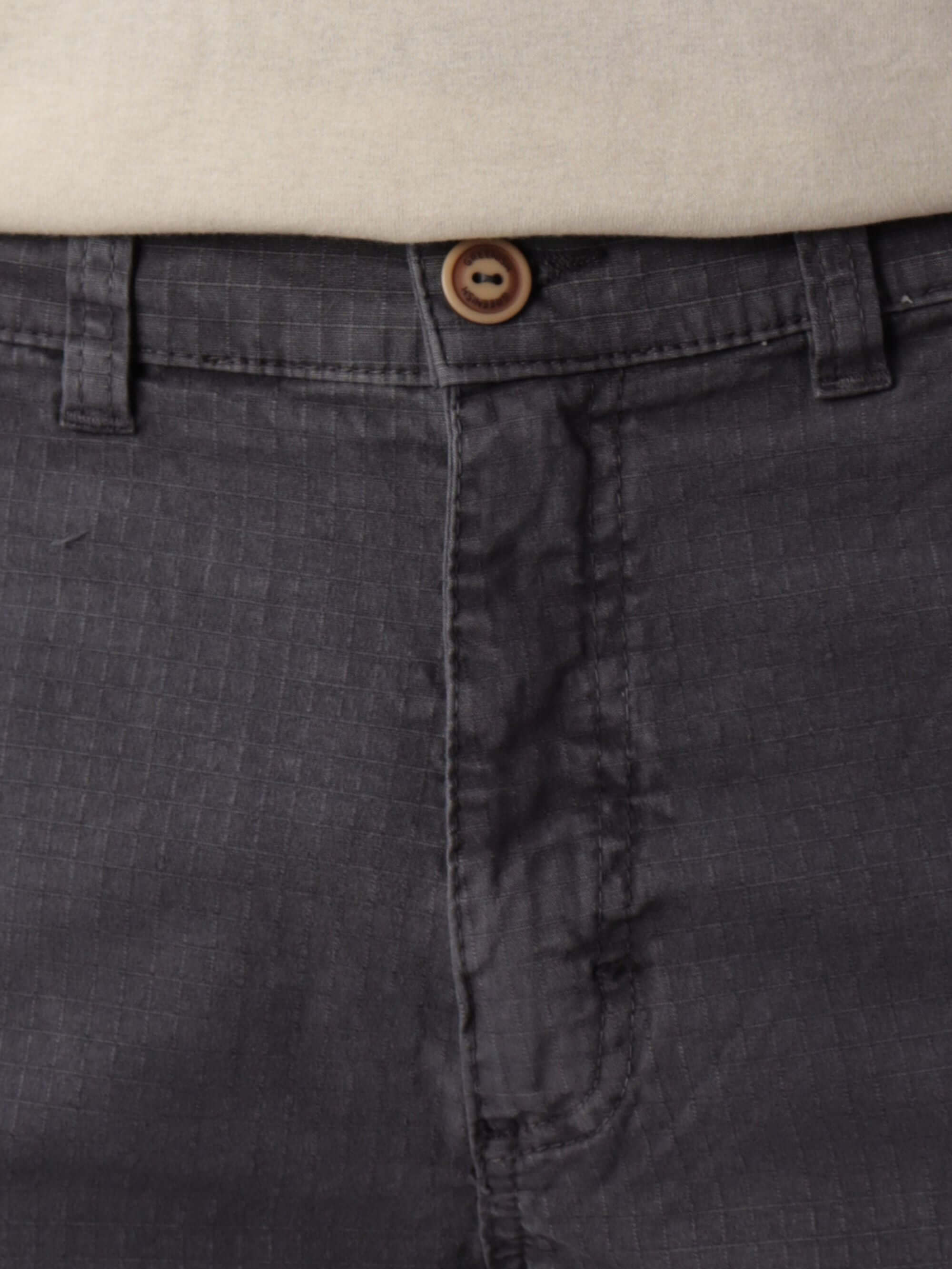 Bermuda Cargo Stone grafite da Greenish, estilo streetwear com conforto e bolsos cargo.