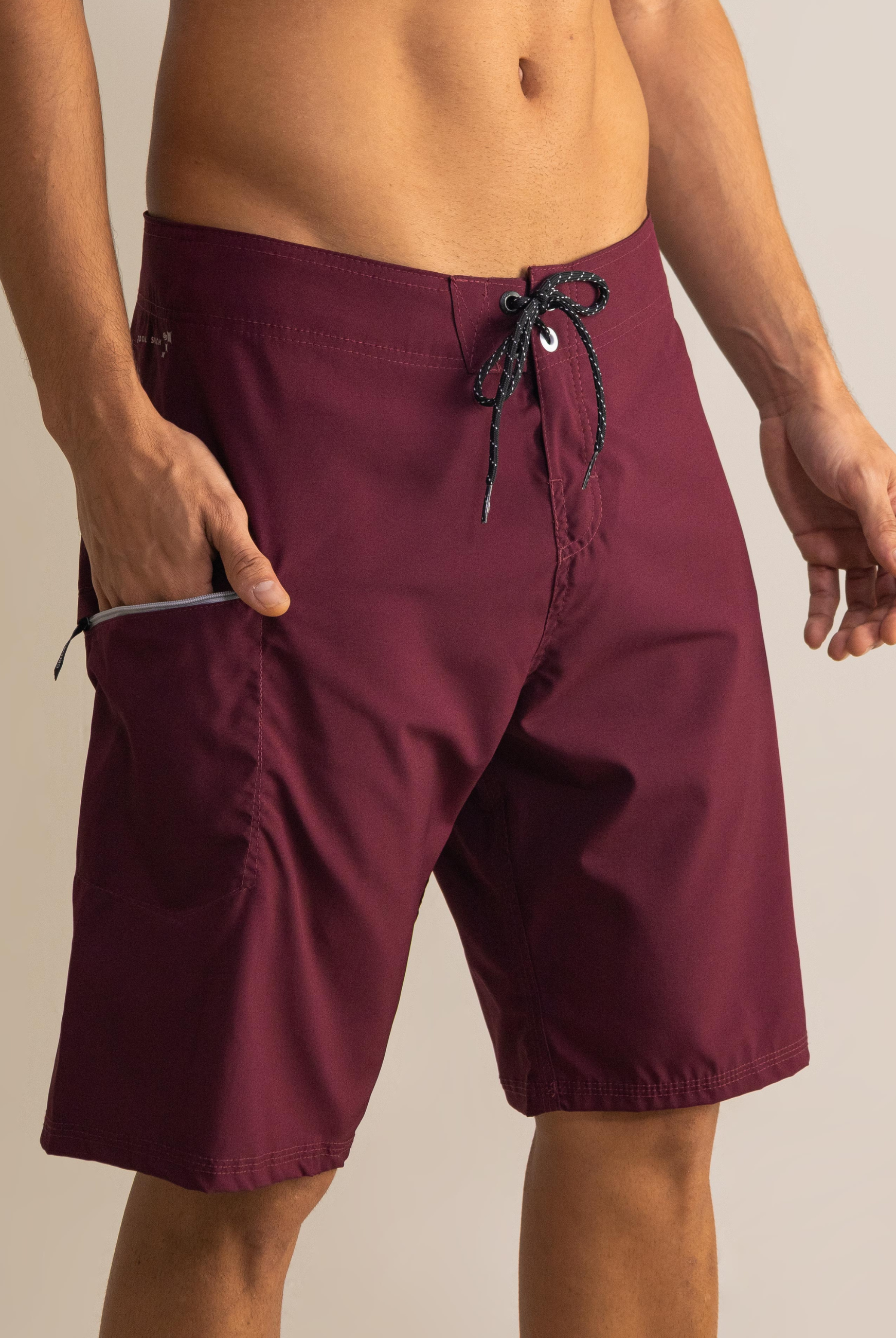 Boardshort Total Stretch Bordo da Greenish com tecido elástico para alta performance, ideal para surf e esportes aquáticos.