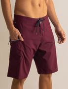 Boardshort Total Stretch Bordo da Greenish com tecido elástico para alta performance, ideal para surf e esportes aquáticos.