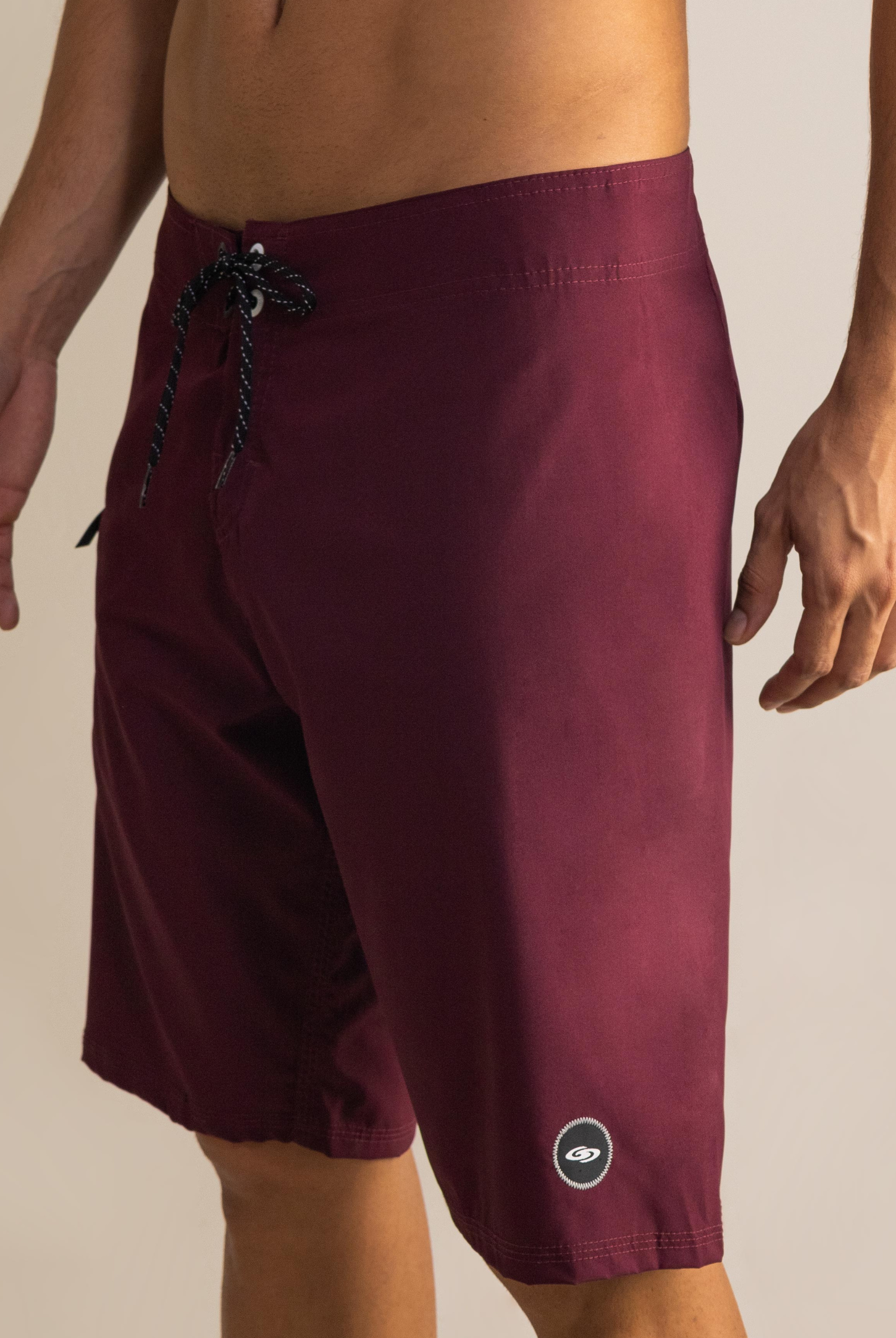 Boardshort Total Stretch Bordo Greenish, ideal para surfistas, tecido expansível, alta performance, secagem rápida, sem costura lateral.