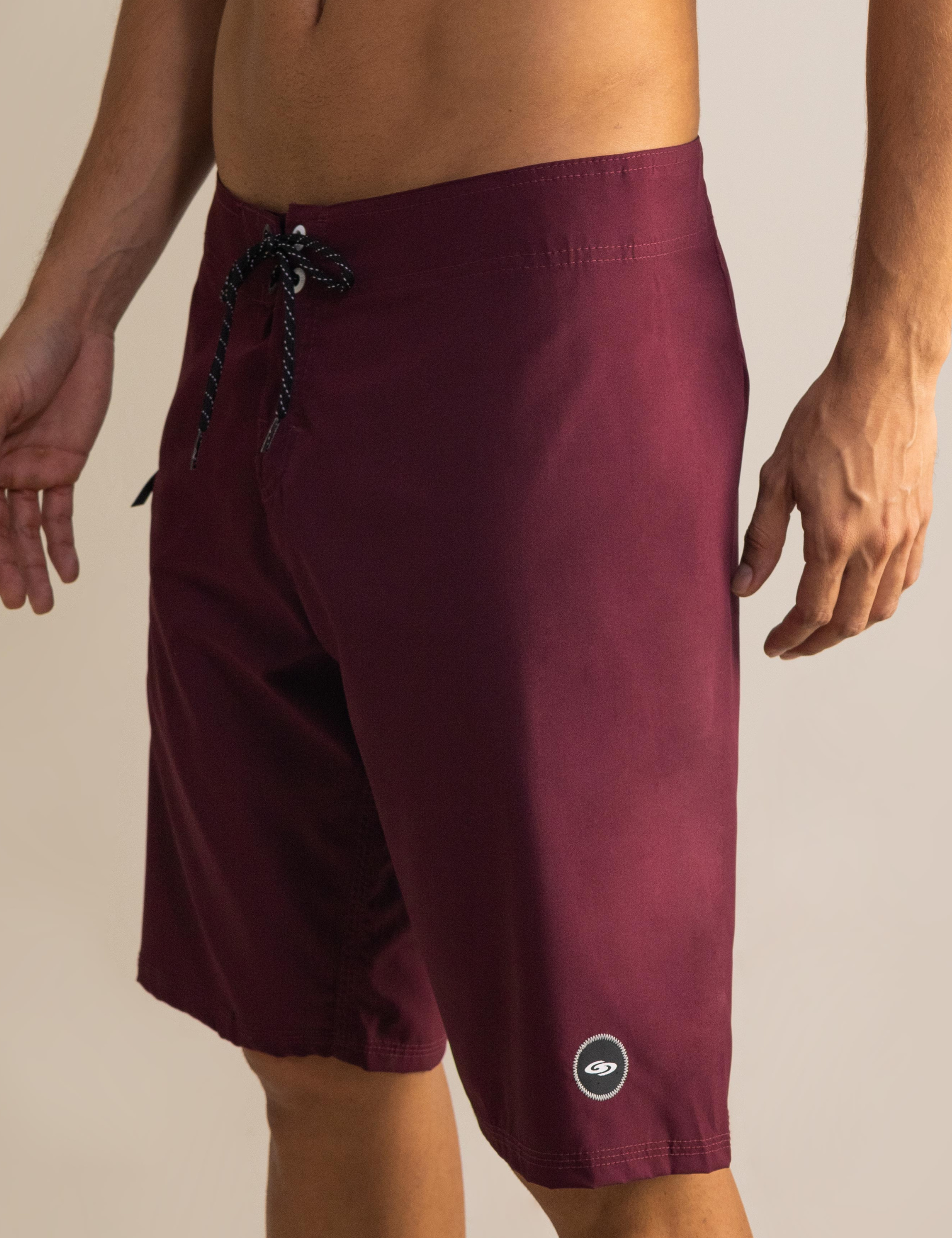 Boardshort Total Stretch Bordo Greenish, ideal para surfistas, tecido expansível, alta performance, secagem rápida, sem costura lateral.