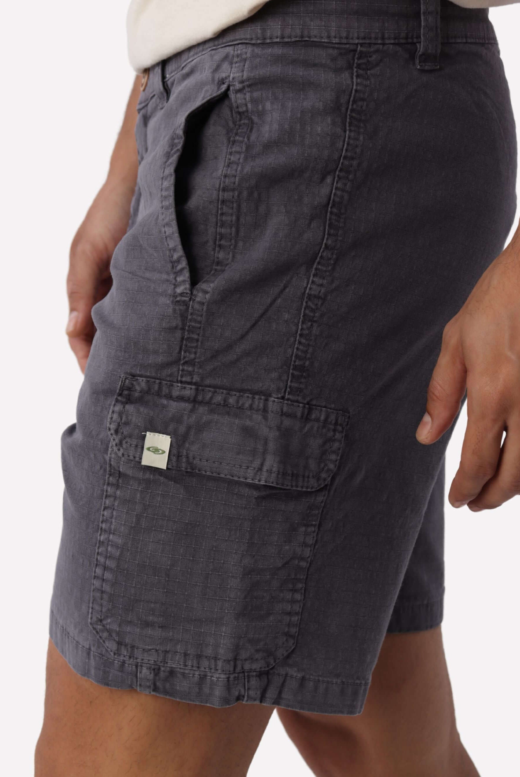 Bermuda Cargo Stone Grafite da Greenish, estilo vintage com conforto e bolsos cargo.
