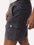 Bermuda Cargo Stone Grafite da Greenish, estilo vintage com conforto e bolsos cargo.