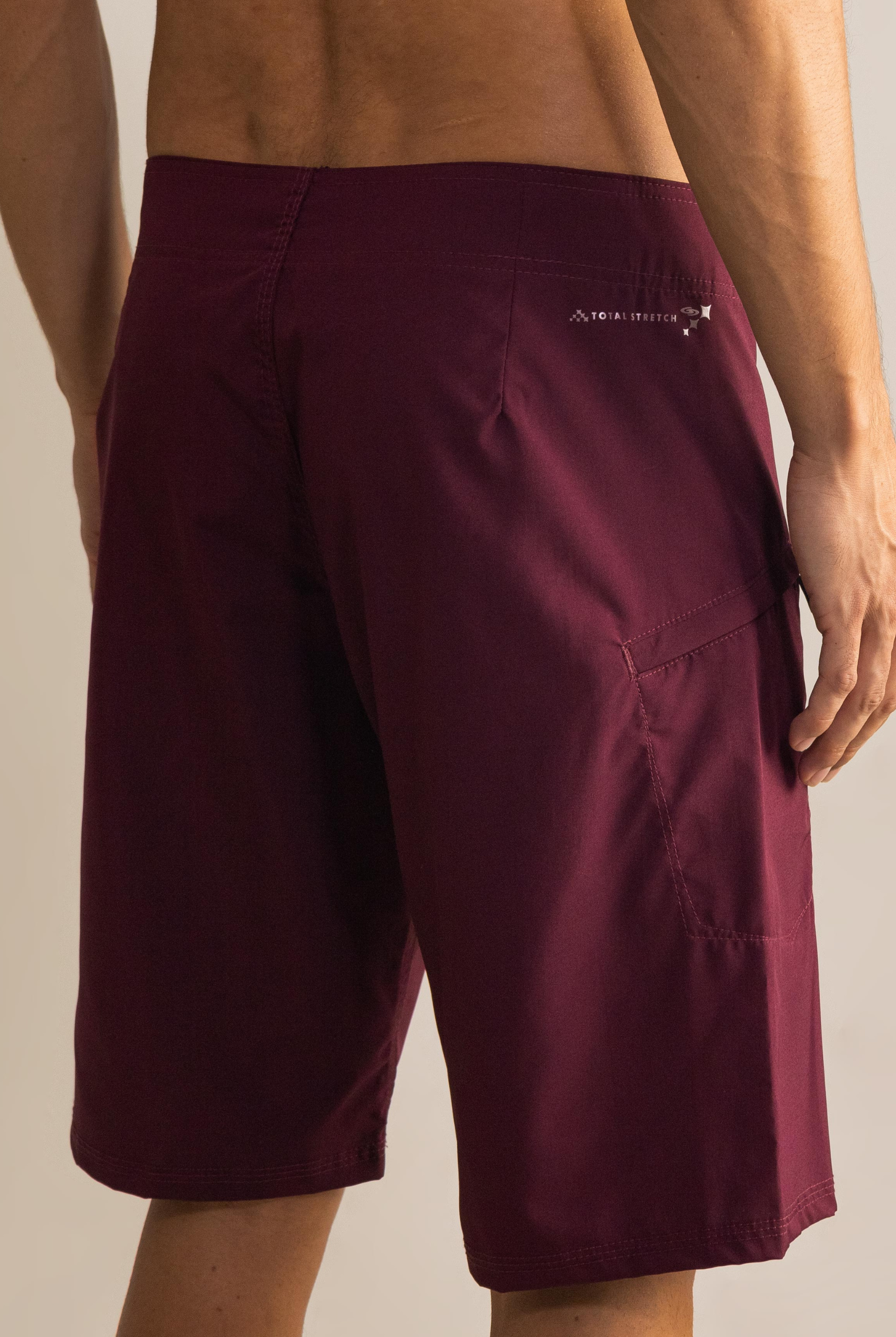 Boardshort Total Stretch Bordo da Greenish com tecido elástico e secagem rápida, ideal para esportes aquáticos e surf.