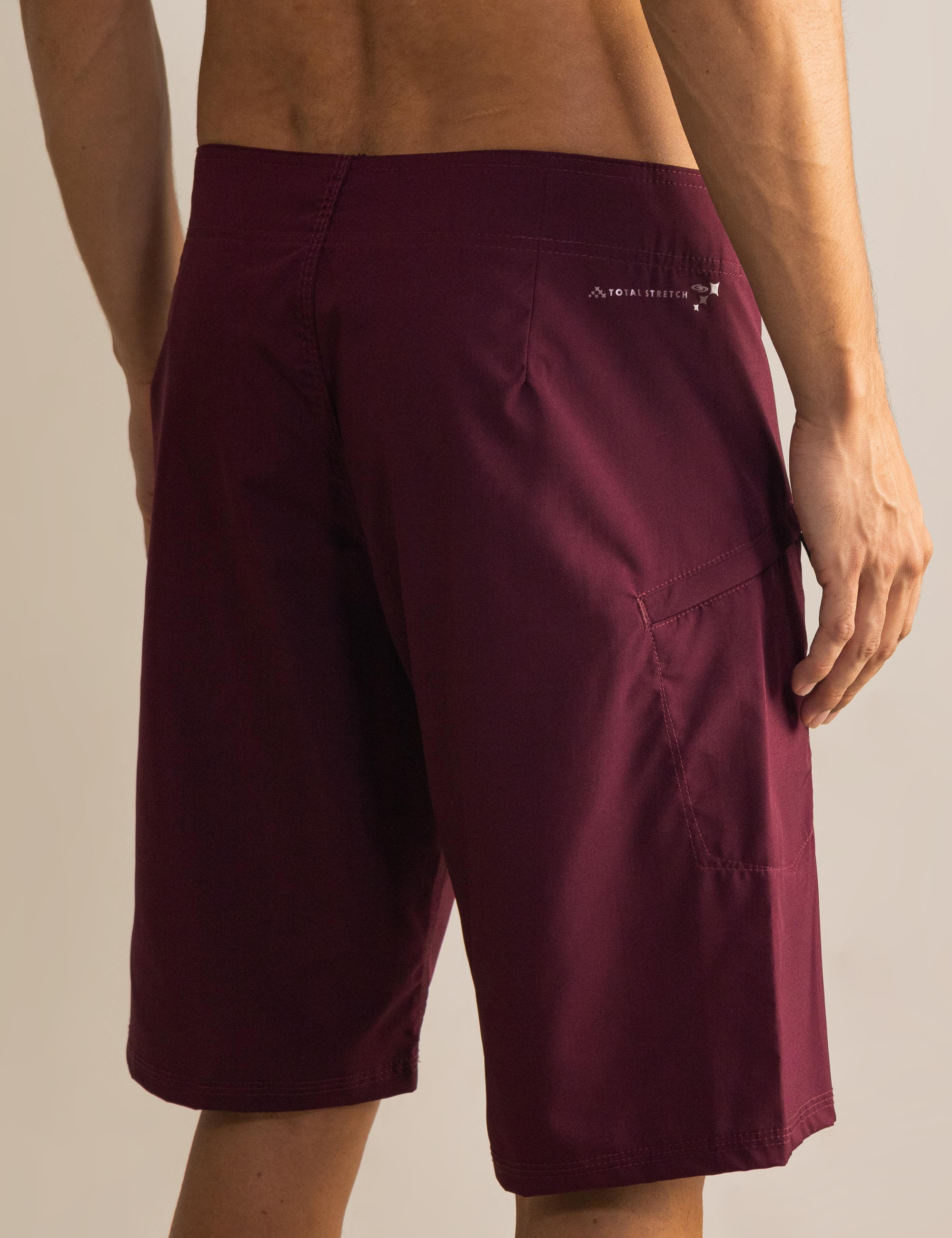 Boardshort Total Stretch Bordo da Greenish com tecido elástico e secagem rápida, ideal para esportes aquáticos e surf.
