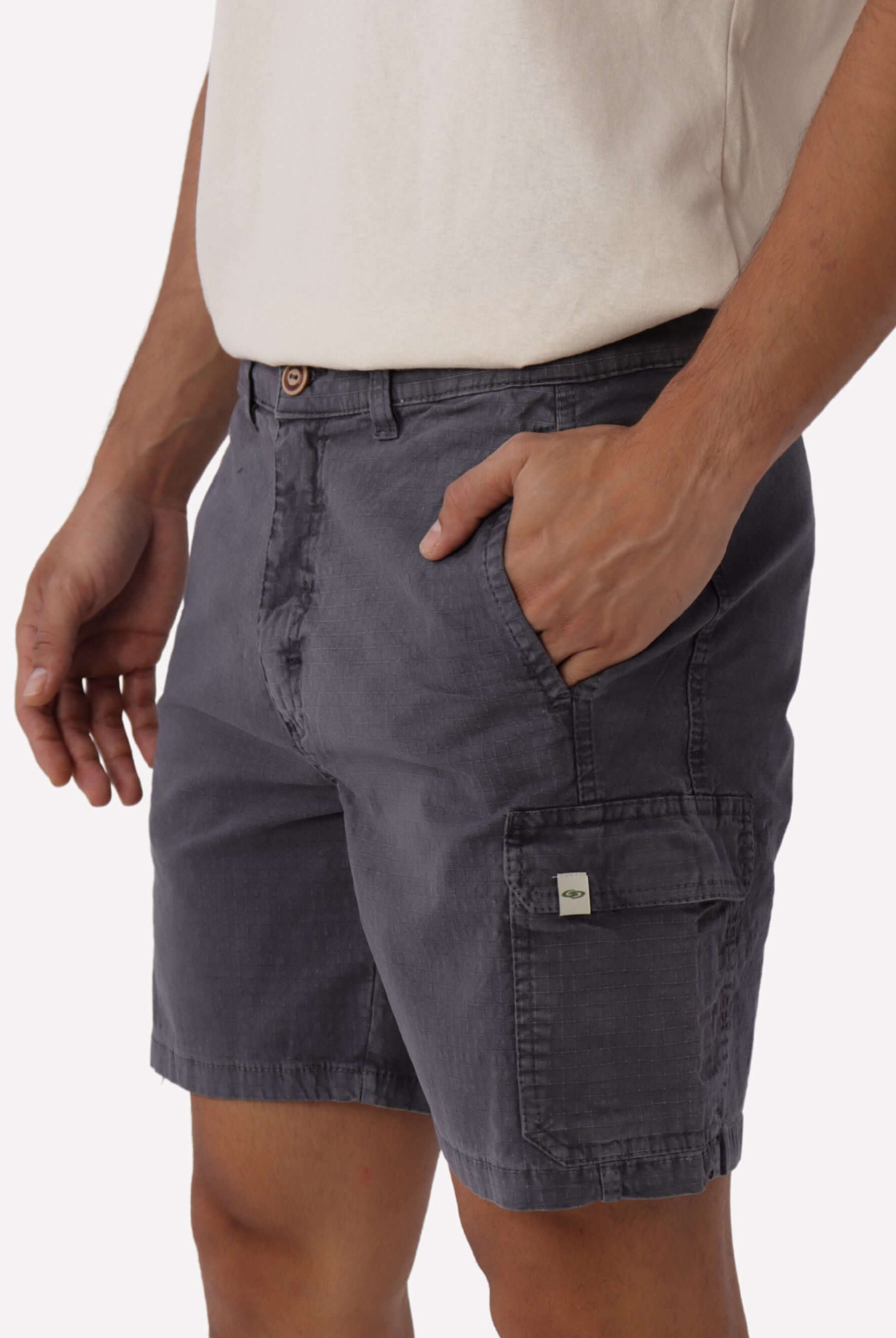 Bermuda Cargo Stone Grafite da Greenish, estilo vintage e conforto, ideal para look streetwear.