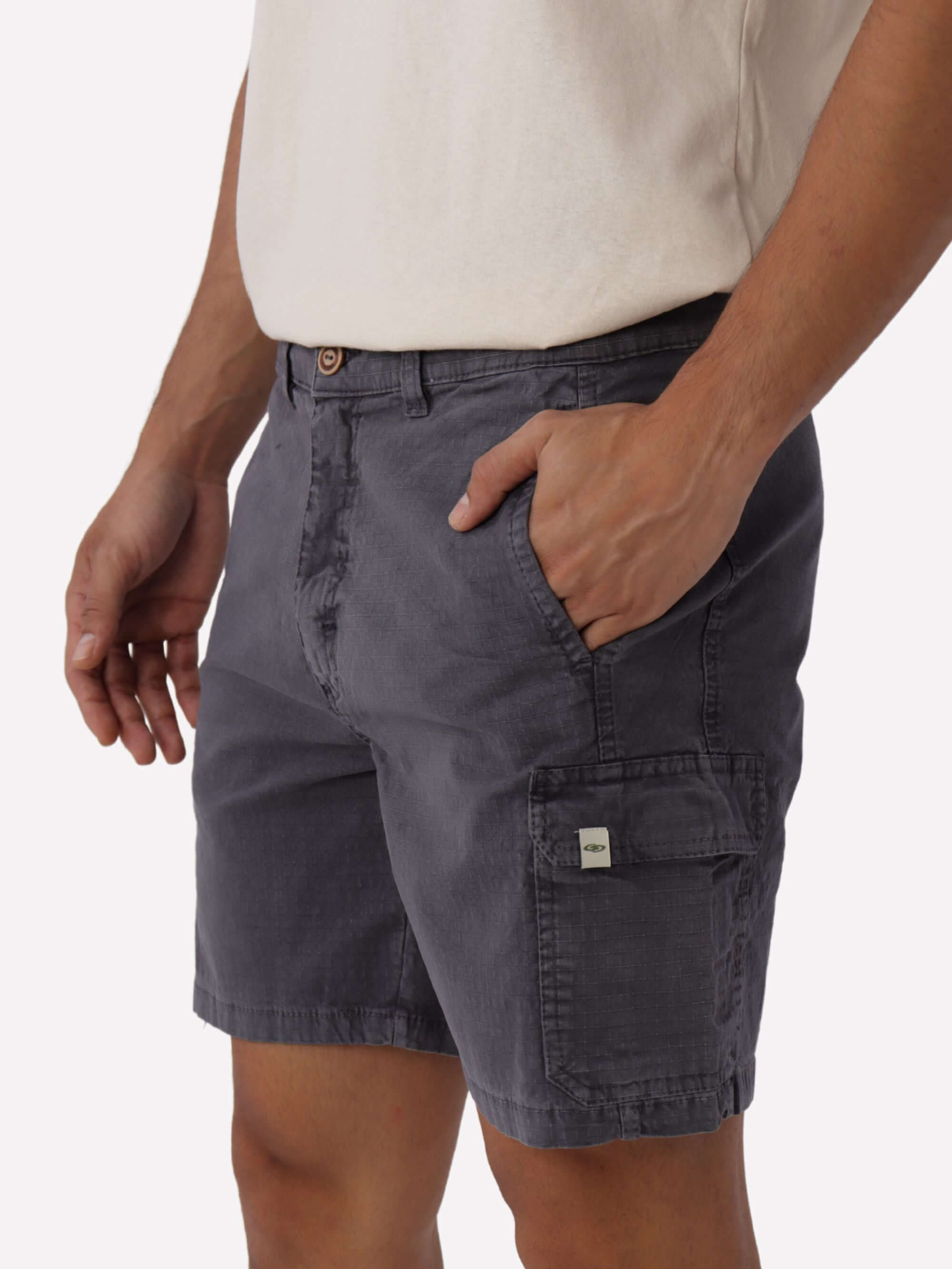 Bermuda Cargo Stone Grafite da Greenish, estilo vintage e conforto, ideal para look streetwear.
