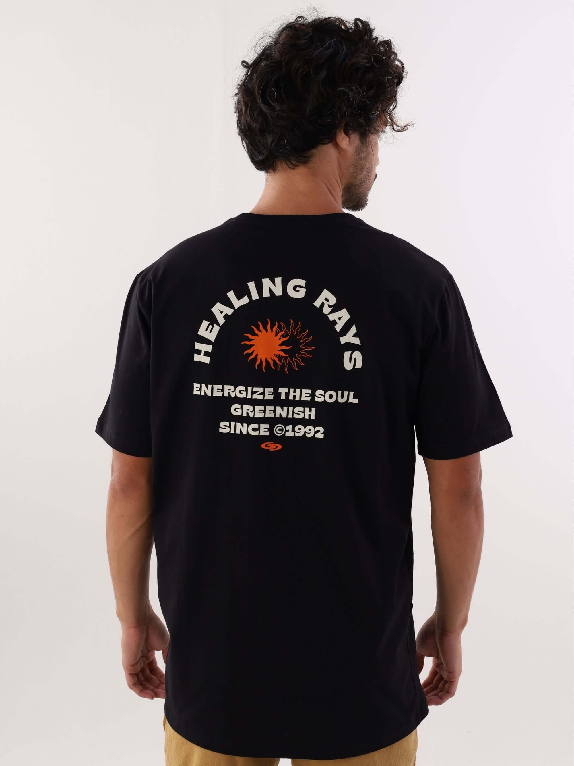 Camiseta preta Healing Rays da marca Greenish, com estampa energizante nas costas. Compre agora e eleve seu estilo!
