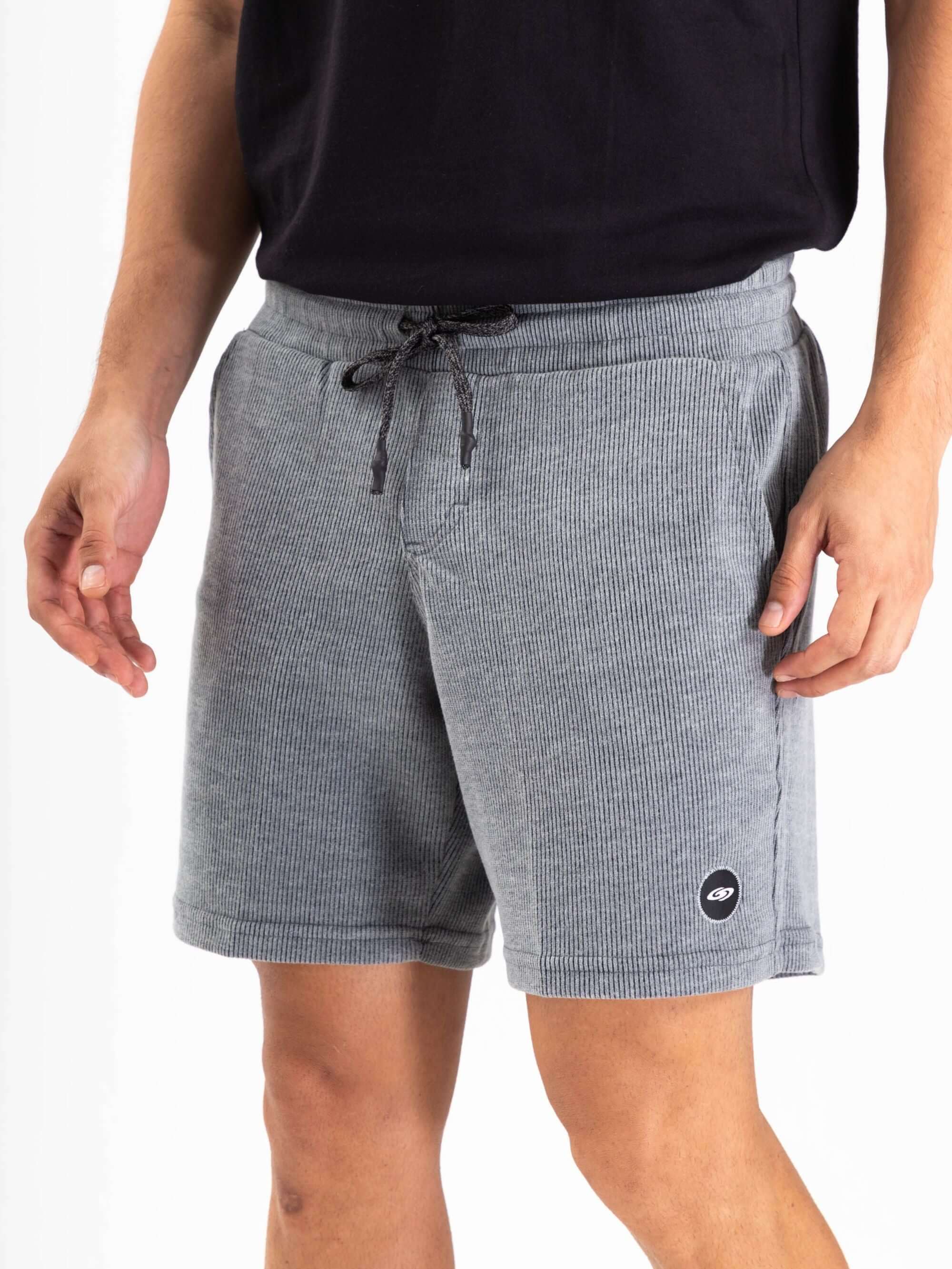 Bermuda Tricot Heaven da Greenish, cinza listrado, bolso frontal e detalhe da etiqueta padrão.