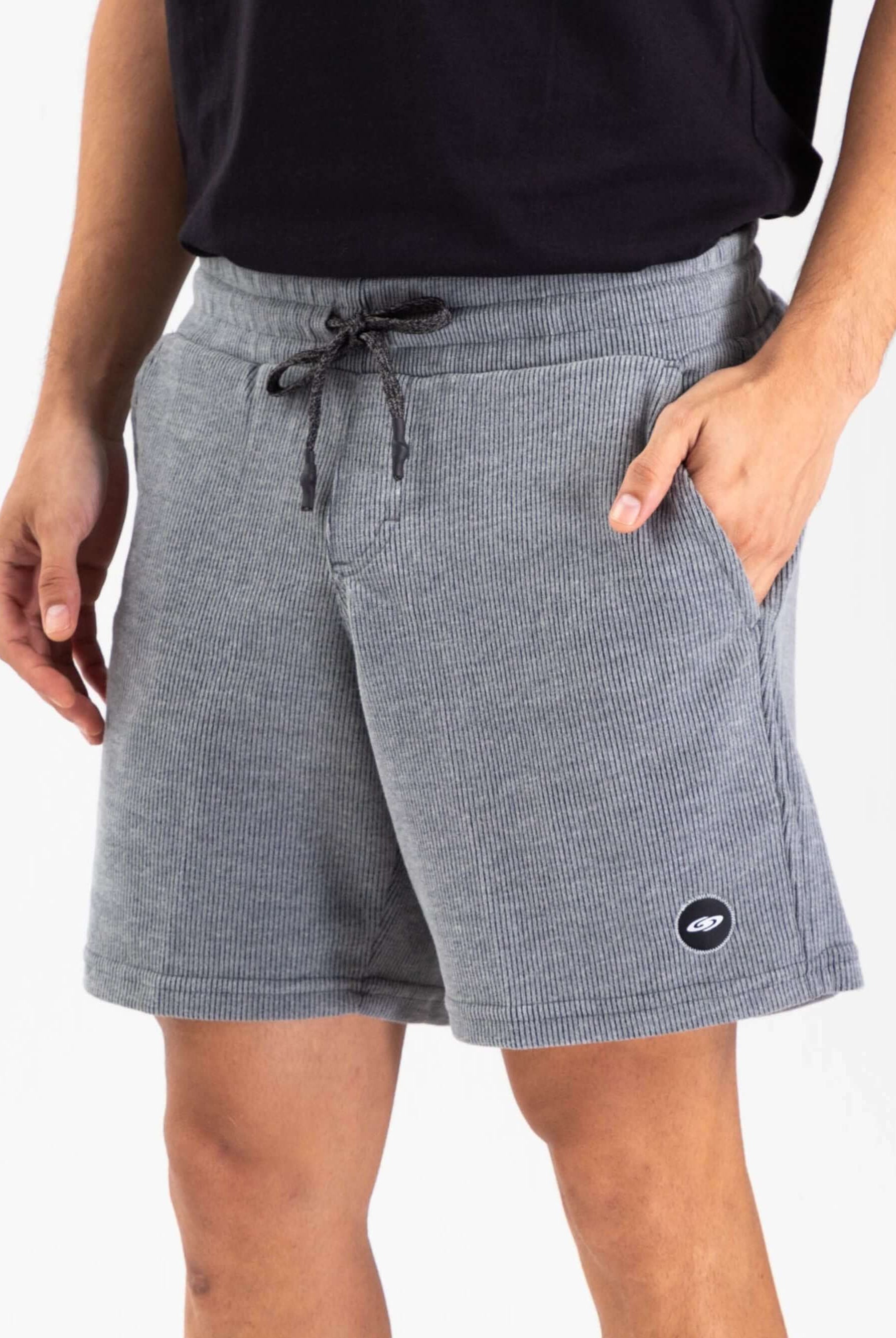 Bermuda Tricot Heaven da Greenish, em tecido canelado, com bolsos e etiqueta, estilo casual e confortável.