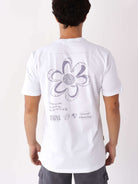 Camiseta branca Greenish com estampa de flores na parte costas, estilo moderno e descontraído.