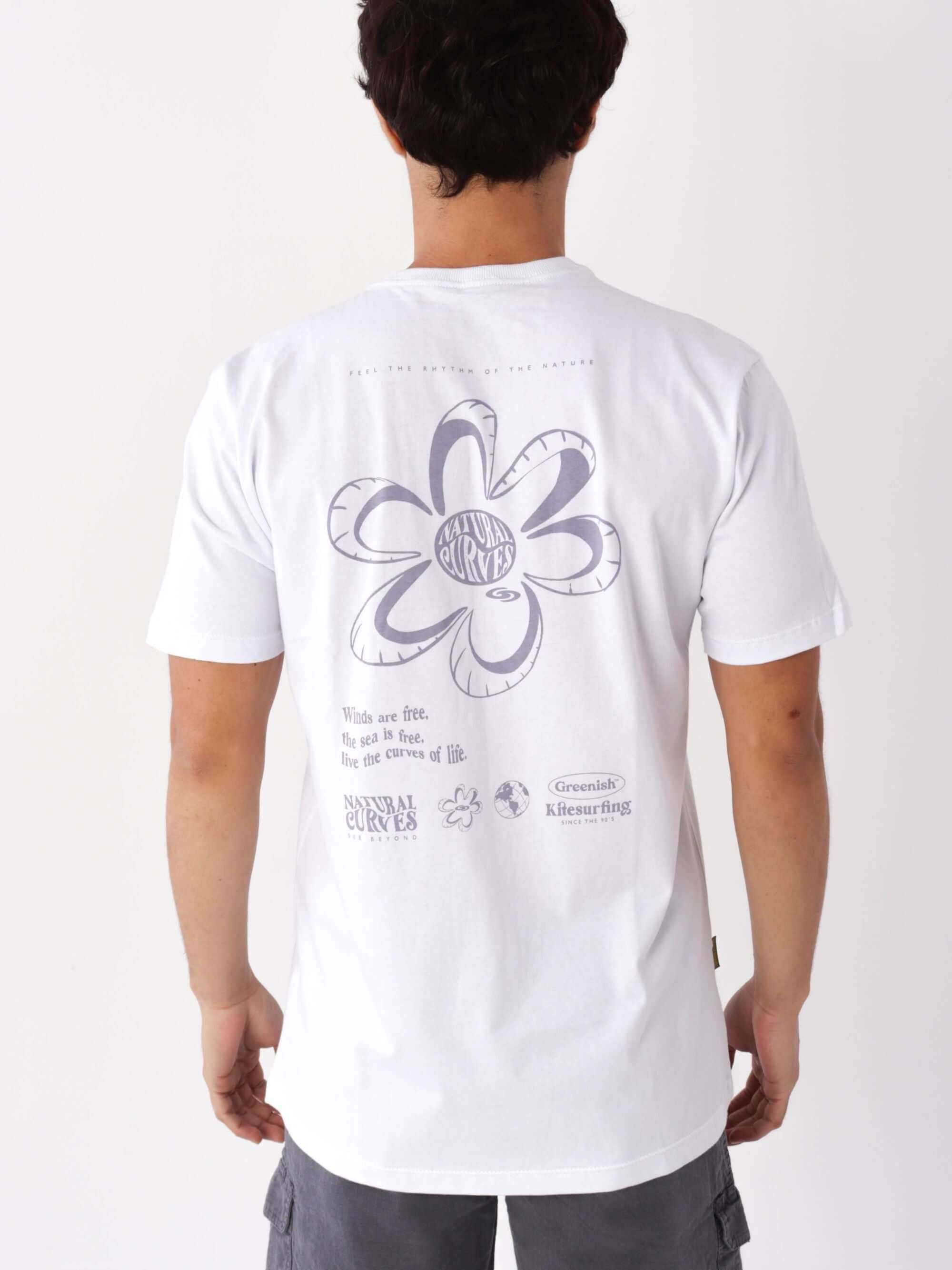 Camiseta branca Greenish com estampa de flores na parte costas, estilo moderno e descontraído.