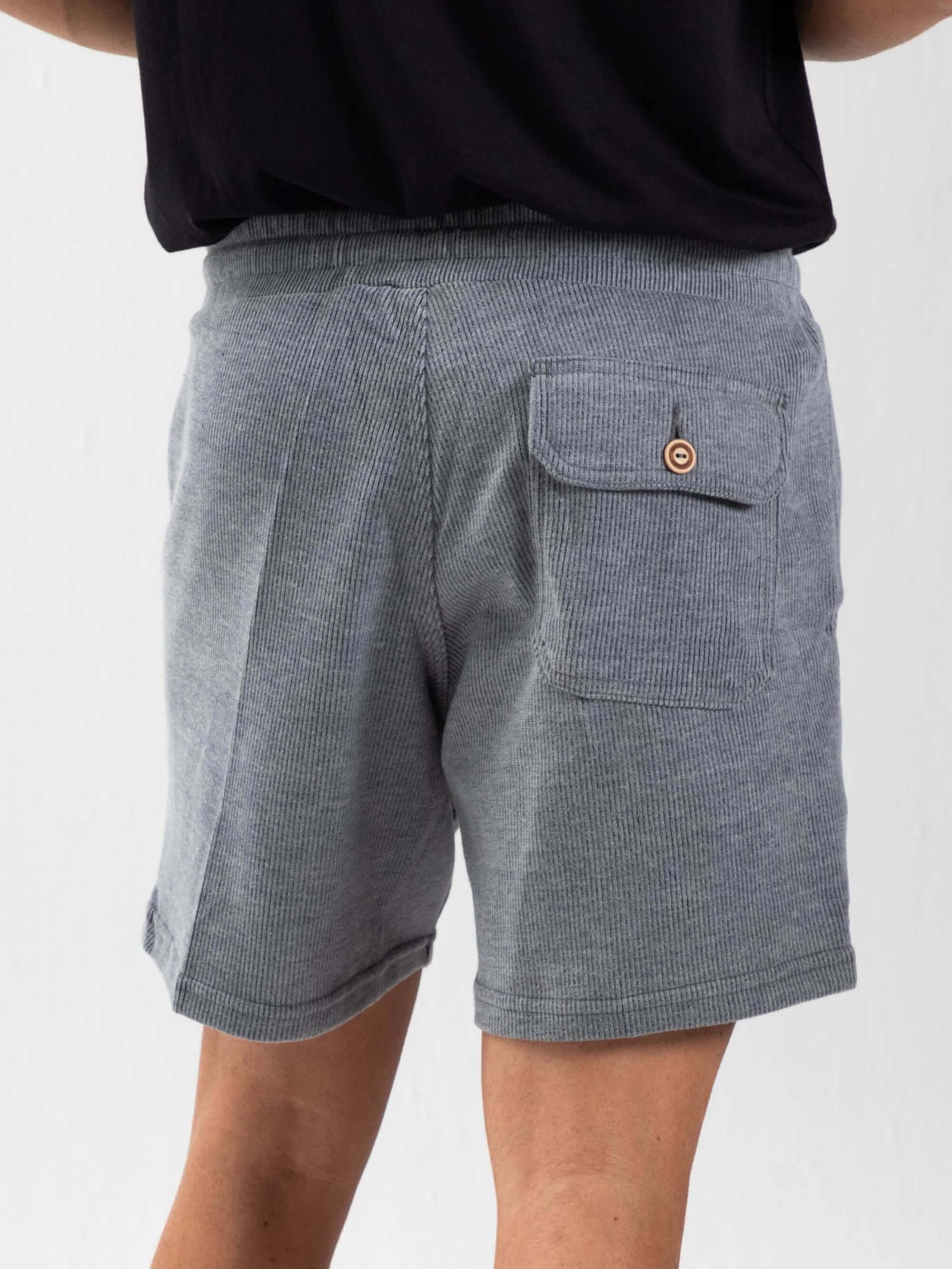 Bermuda Tricot Heaven da Greenish em cinza com bolso traseiro e tecido canelado, ideal para estilo e conforto.