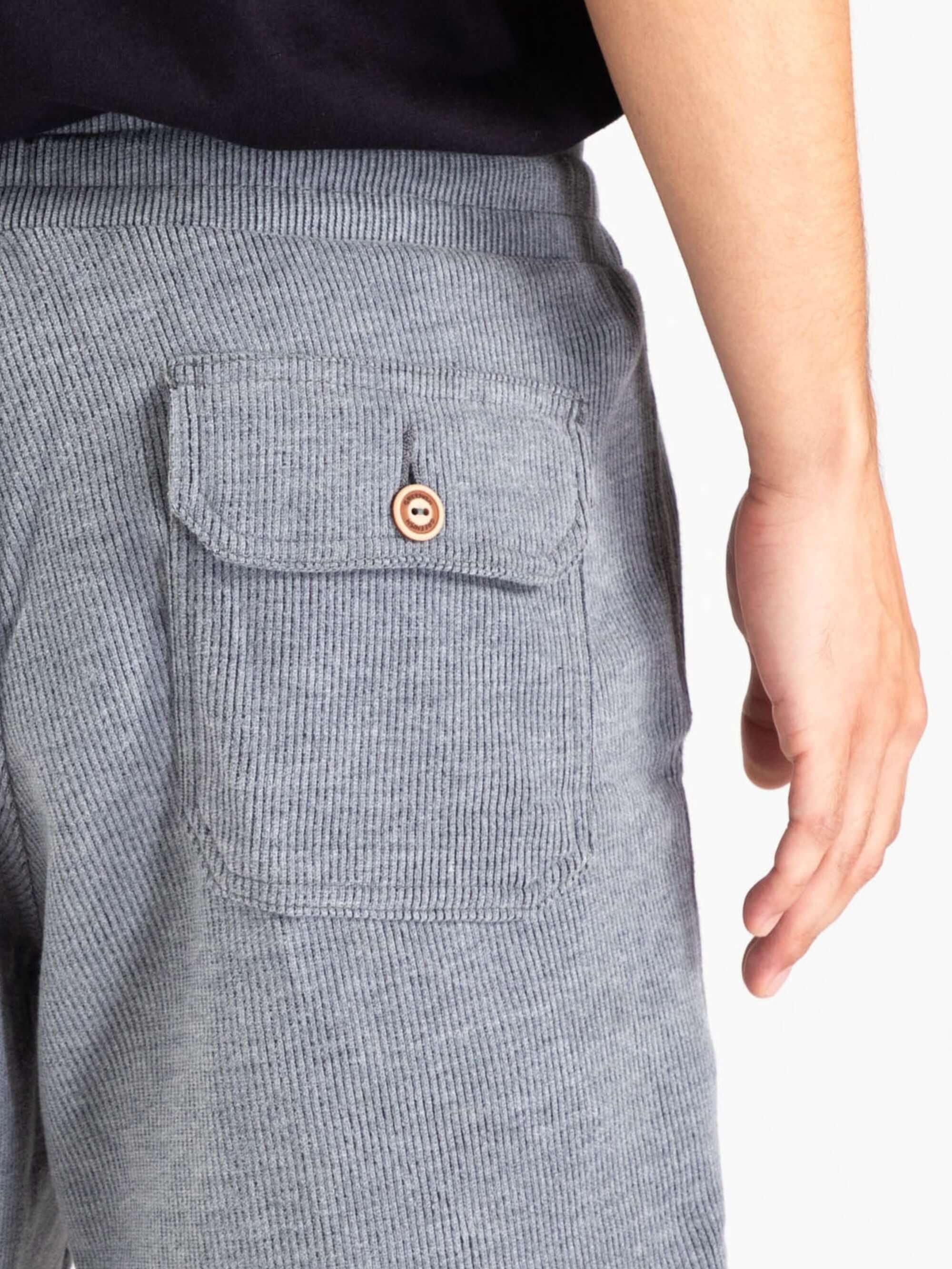 Detalhe das costas da Bermuda Tricot Heaven da Greenish, mostrando o bolso e o tecido canelado.