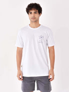 Camiseta KITE FLOWERS da Greenish, branca, com estampa floral e modelagem descontraída.