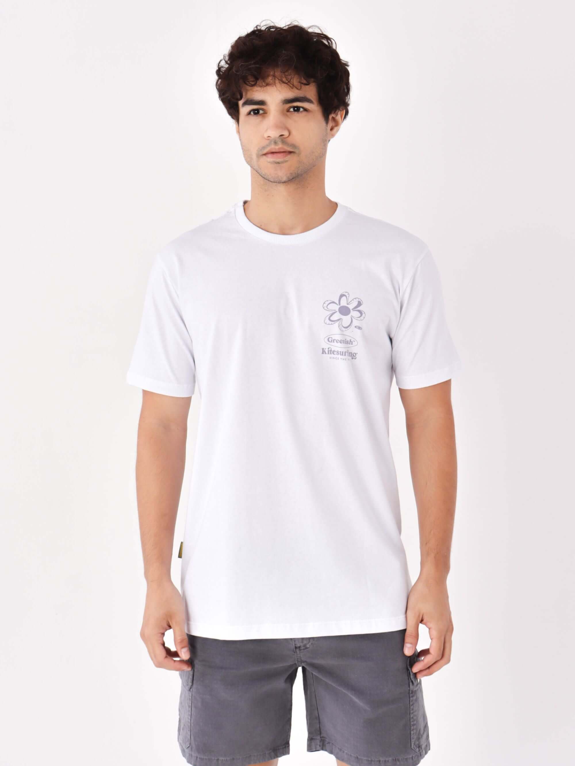 Camiseta KITE FLOWERS da Greenish, branca, com estampa floral e modelagem descontraída.