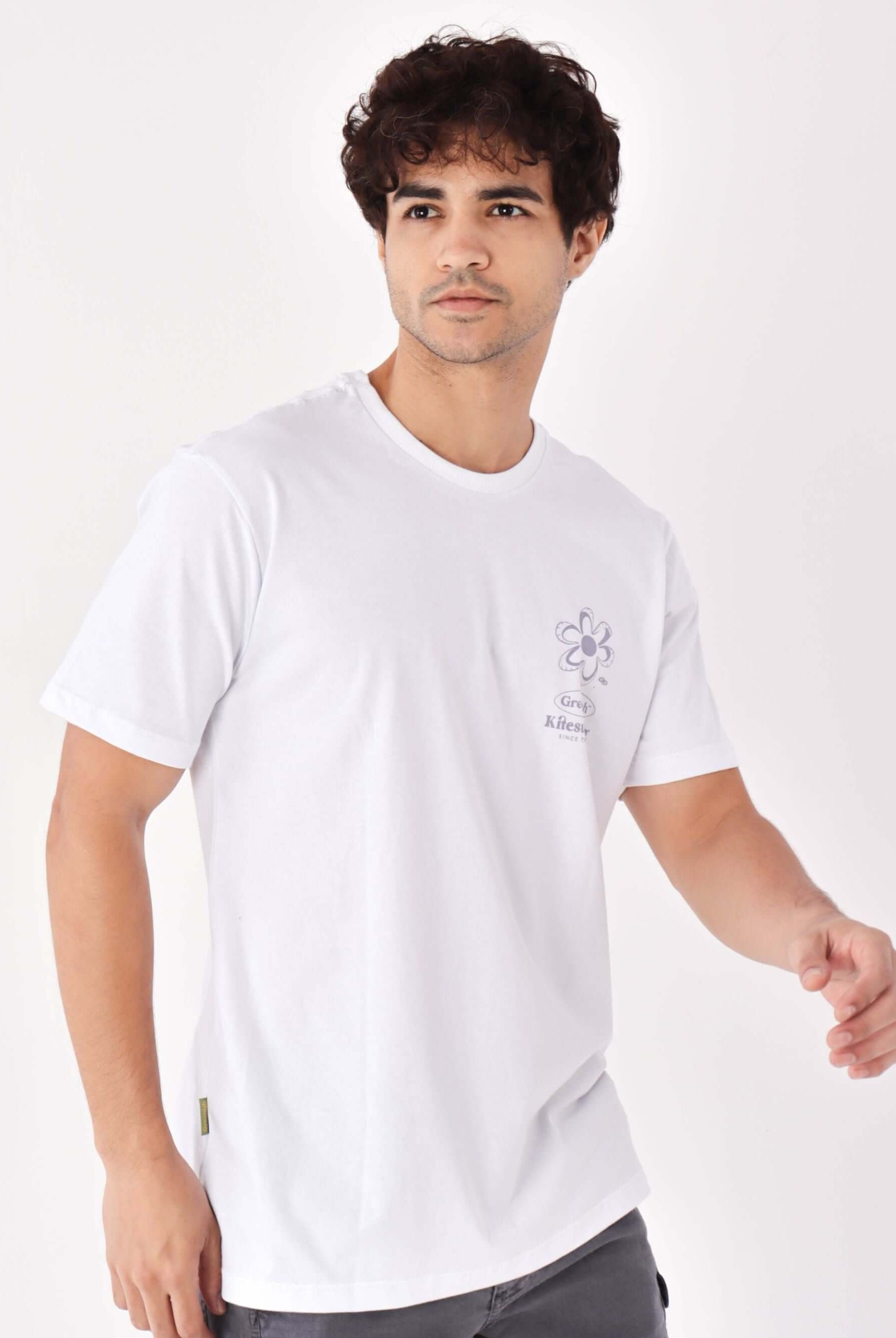 Camiseta branca Kite Flowers da Greenish, modelo masculino, ideal para looks frescos e modernos.
