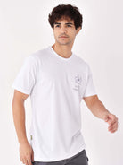 Camiseta branca Kite Flowers da Greenish, modelo masculino, ideal para looks frescos e modernos.