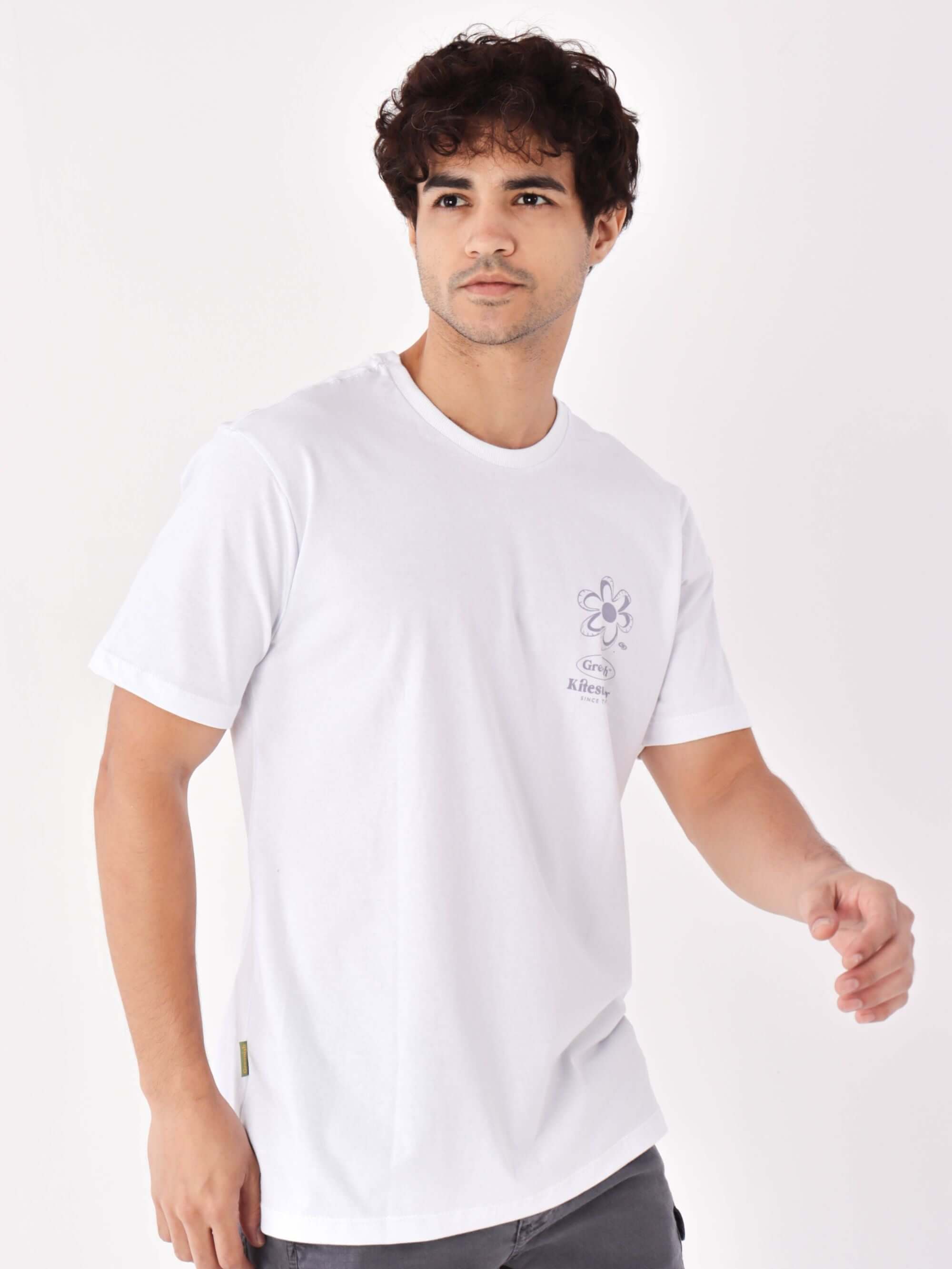 Camiseta branca Kite Flowers da Greenish, modelo masculino, ideal para looks frescos e modernos.
