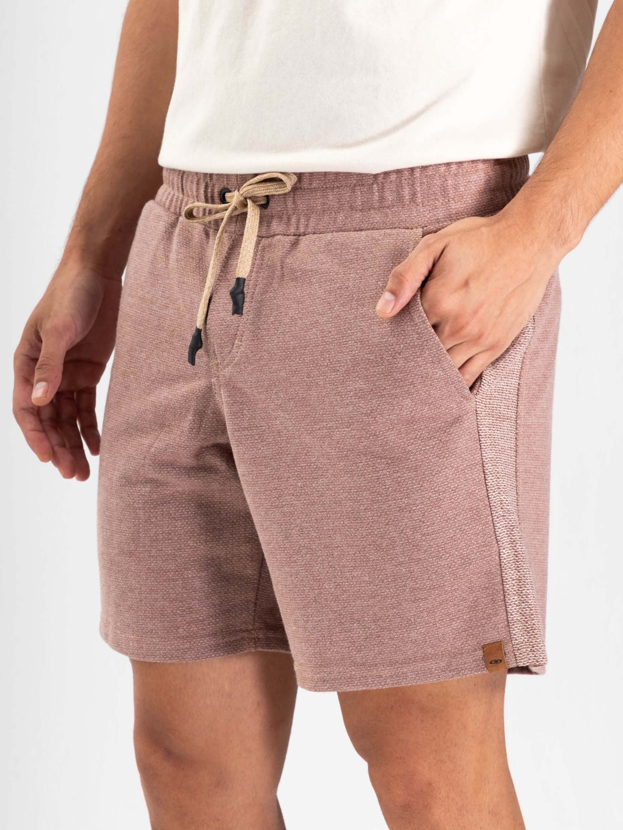 Short Moletom Rustic bege da Greenish com cós elástico e bolsos laterais, ideal para conforto e estilo.