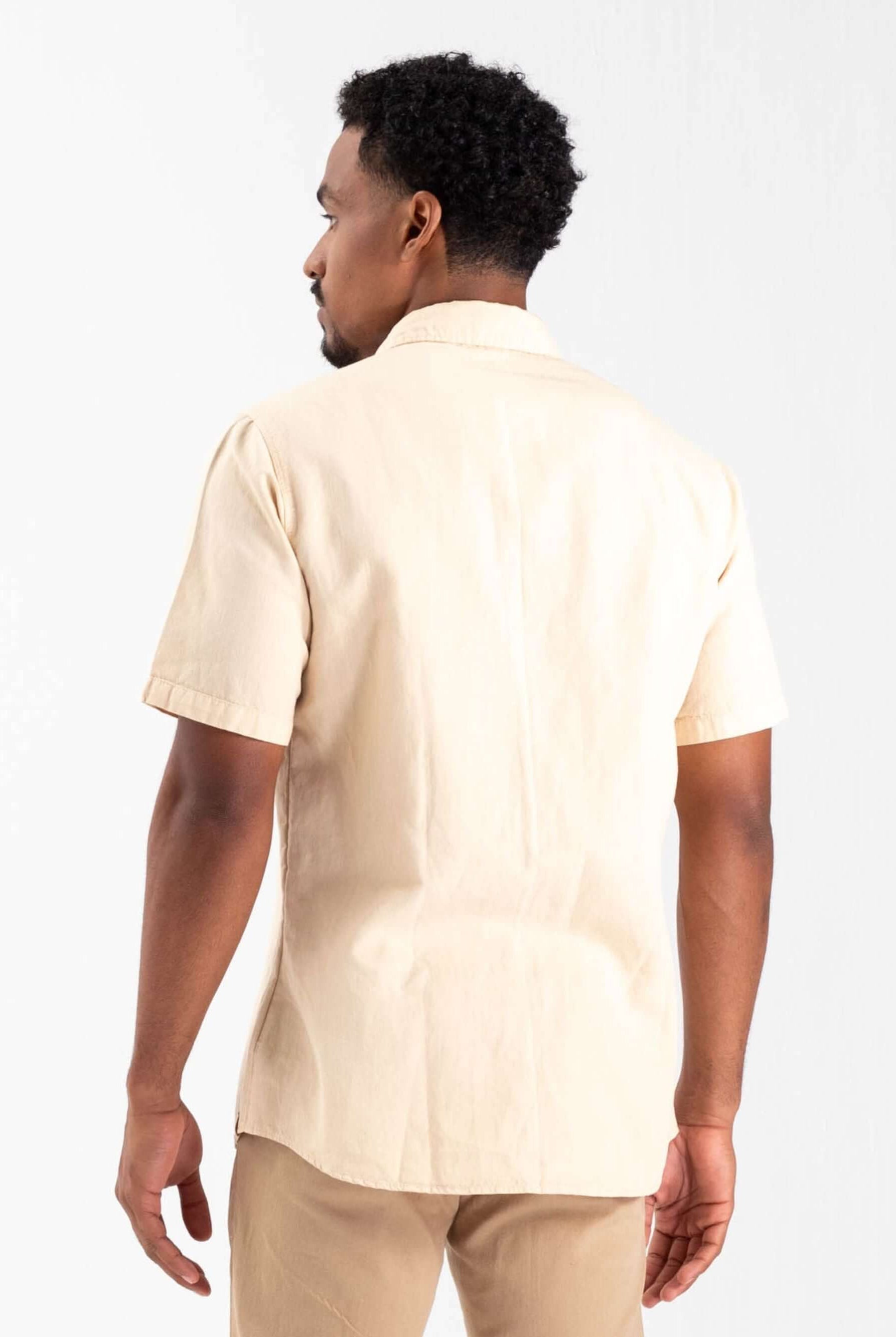 Camisa botão hemp canhamo caqui da Greenish, modelo masculino, vista traseira em tecido sustentável e confortável.