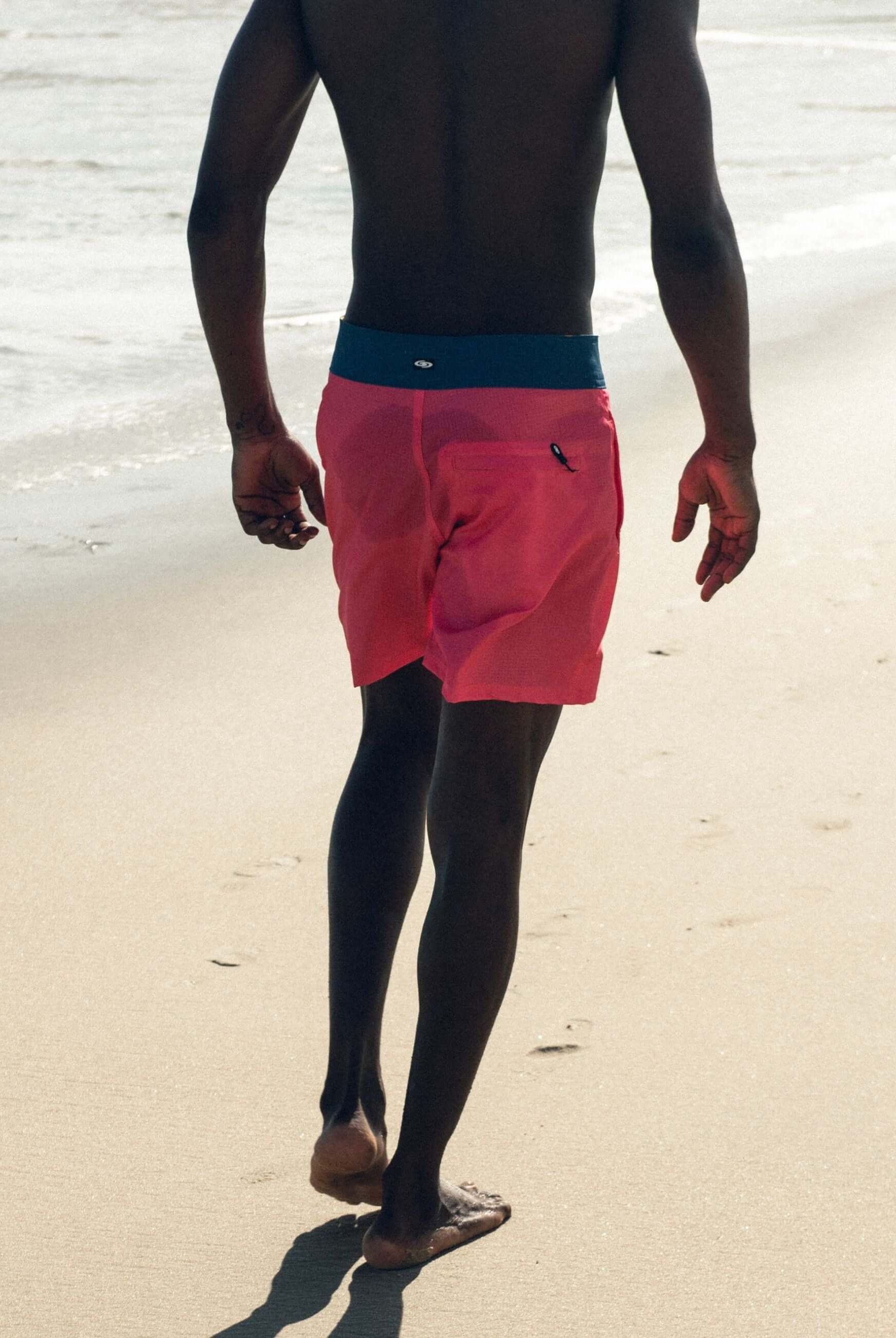 Boardshorts Boardwalk Sunny Viber em coral, leve e estiloso, ideal para surf e uso urbano - Greenish.