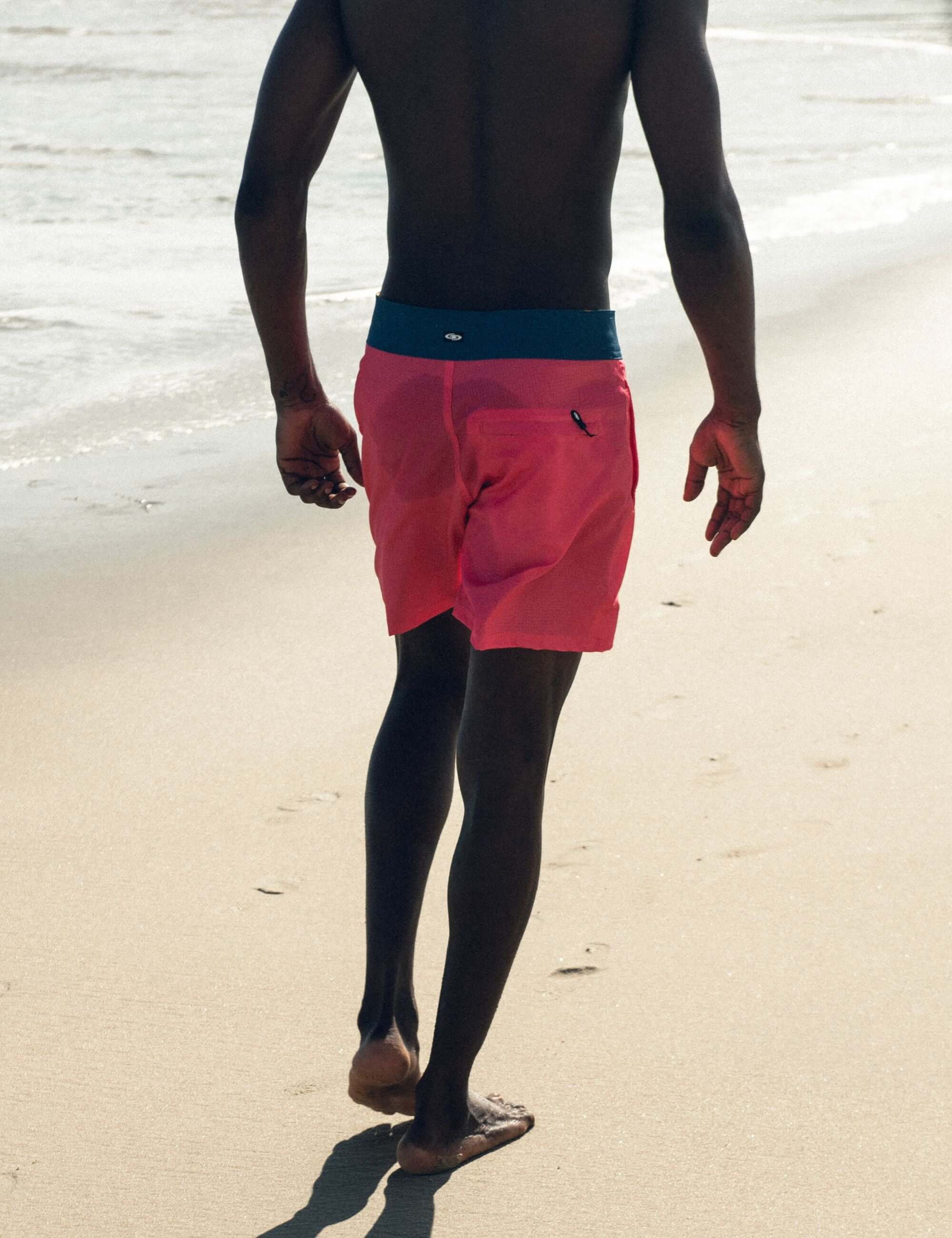 Boardshorts Boardwalk Sunny Viber em coral, leve e estiloso, ideal para surf e uso urbano - Greenish.