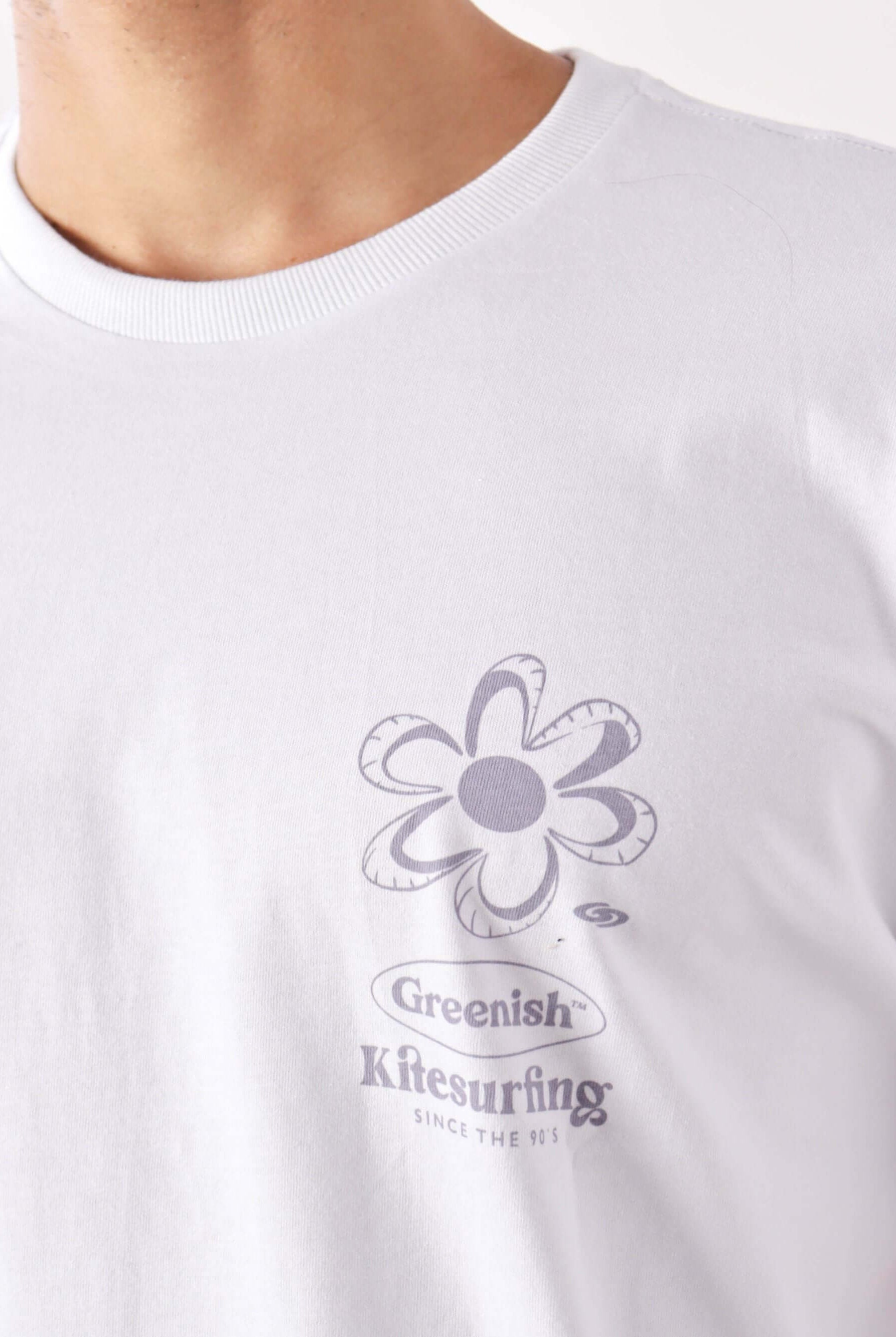 Camiseta branca da Greenish com estampa de flor e logo Kitesurfing, ideal para amante de esportes aquáticos.