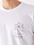 Camiseta branca da Greenish com estampa de flor e logo Kitesurfing, ideal para amante de esportes aquáticos.