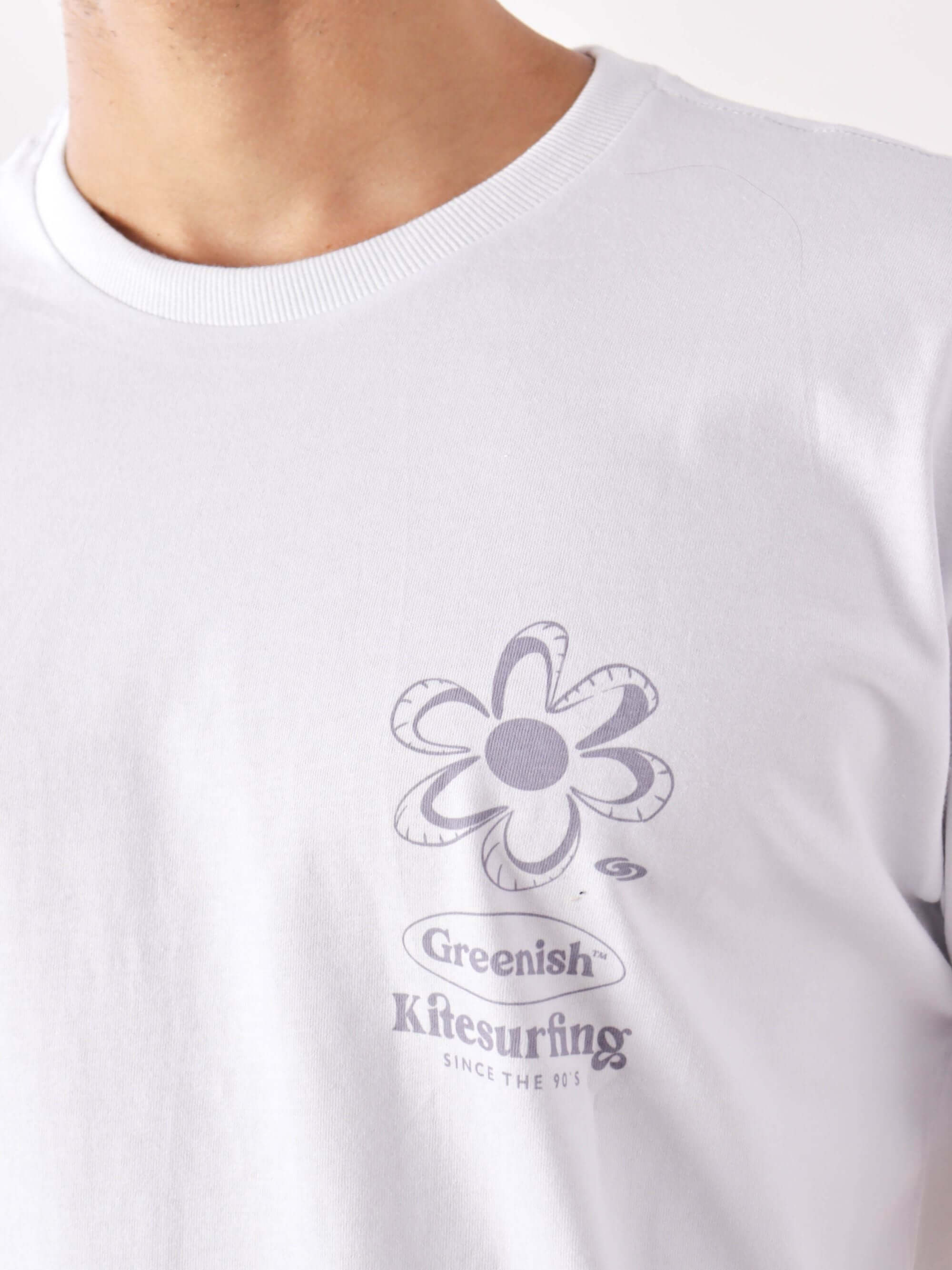 Camiseta branca da Greenish com estampa de flor e logo Kitesurfing, ideal para amante de esportes aquáticos.